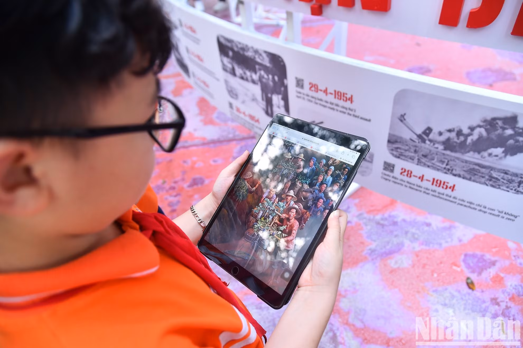 Le Trinh Hai Minh, de la clase 4G, compartió: “He oído mucho de la contienda de Dien Bien Phu, pero solo al llegar aquí y recorrer la exposición puedo imaginar claramente y entender mejor este acontecimiento histórico”. Le Trinh Hai Minh, de la clase 4G, compartió: “He oído mucho de la contienda de Dien Bien Phu, pero solo al llegar aquí y recorrer la exposición puedo imaginar claramente y entender mejor este acontecimiento histórico”.