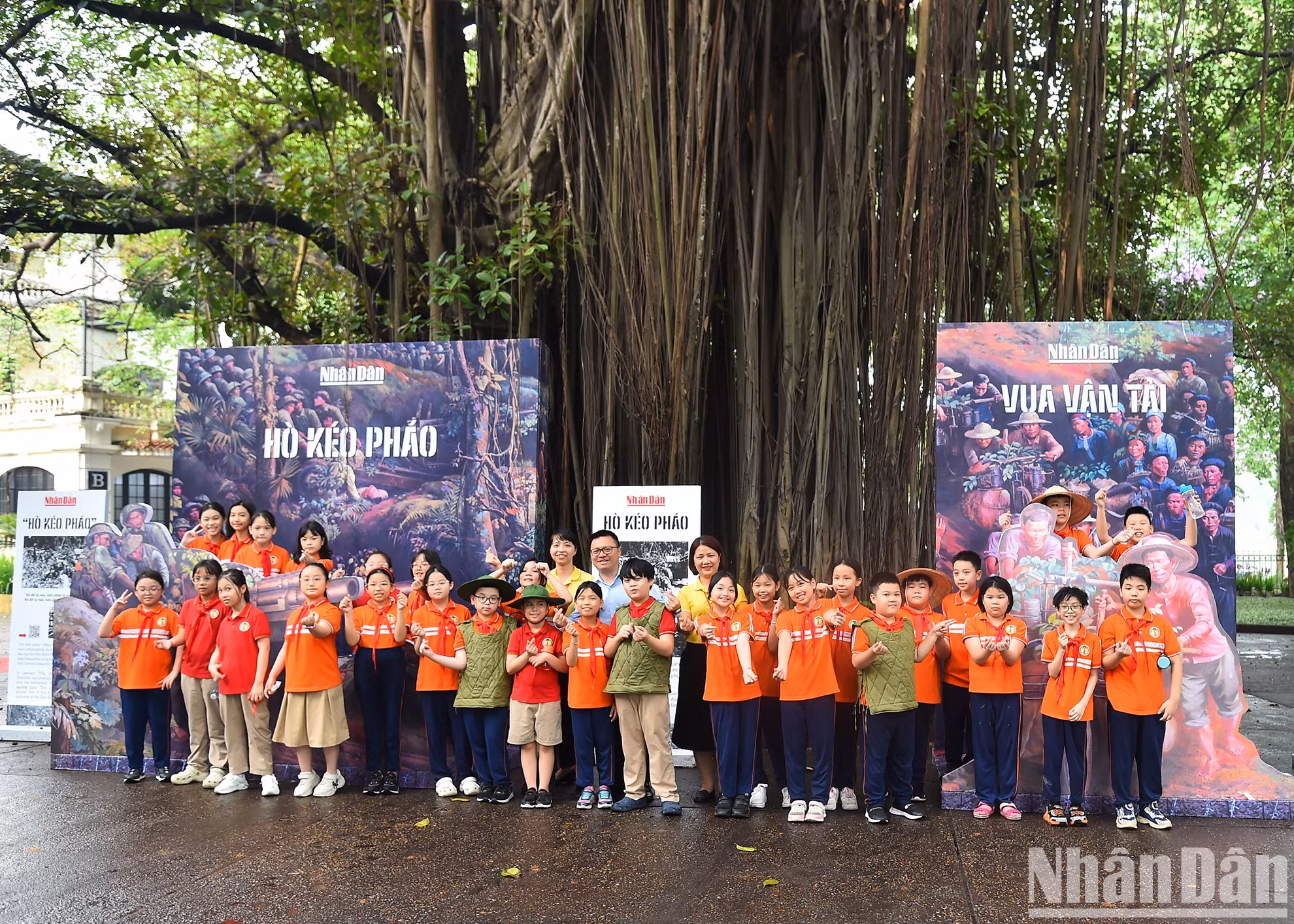 El Cro. Le Quoc Minh, miembro del Comité Central del Partido Comunista de Vietnam y subjefe de su Comisión de Comunicación y Educación, presidente-editor de Nhan Dan y titular de la Asociación nacional de Periodistas, posa junto con las clases 4G y 4E y sus maestras. El Cro. Le Quoc Minh, miembro del Comité Central del Partido Comunista de Vietnam y subjefe de su Comisión de Comunicación y Educación, presidente-editor de Nhan Dan y titular de la Asociación nacional de Periodistas, posa junto con las clases 4G y 4E y sus maestras.