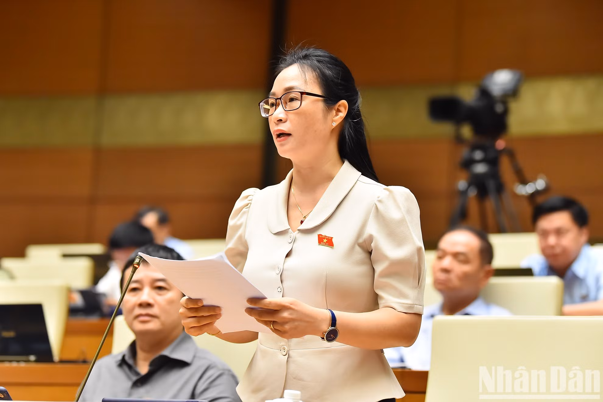 La diputada Tran Thi Thu Hang, de la delegación parlamentaria de la provincia altiplánica de Dak Nong, aporta sus opiniones.