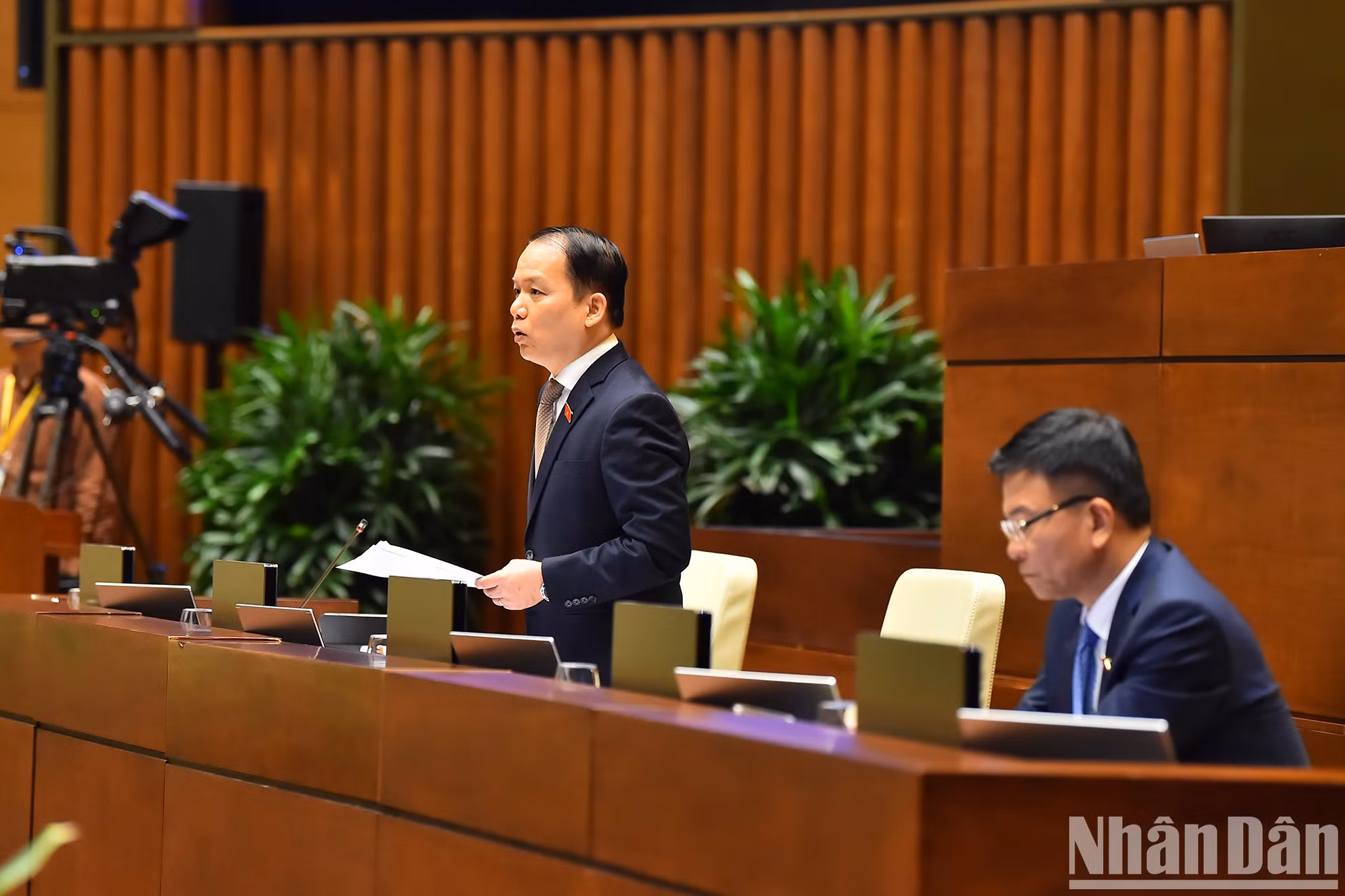El jefe de la Comisión de Asuntos Legales de la AN, Hoang Thanh Tung, habla sobre la Ley de Capital (enmendada).