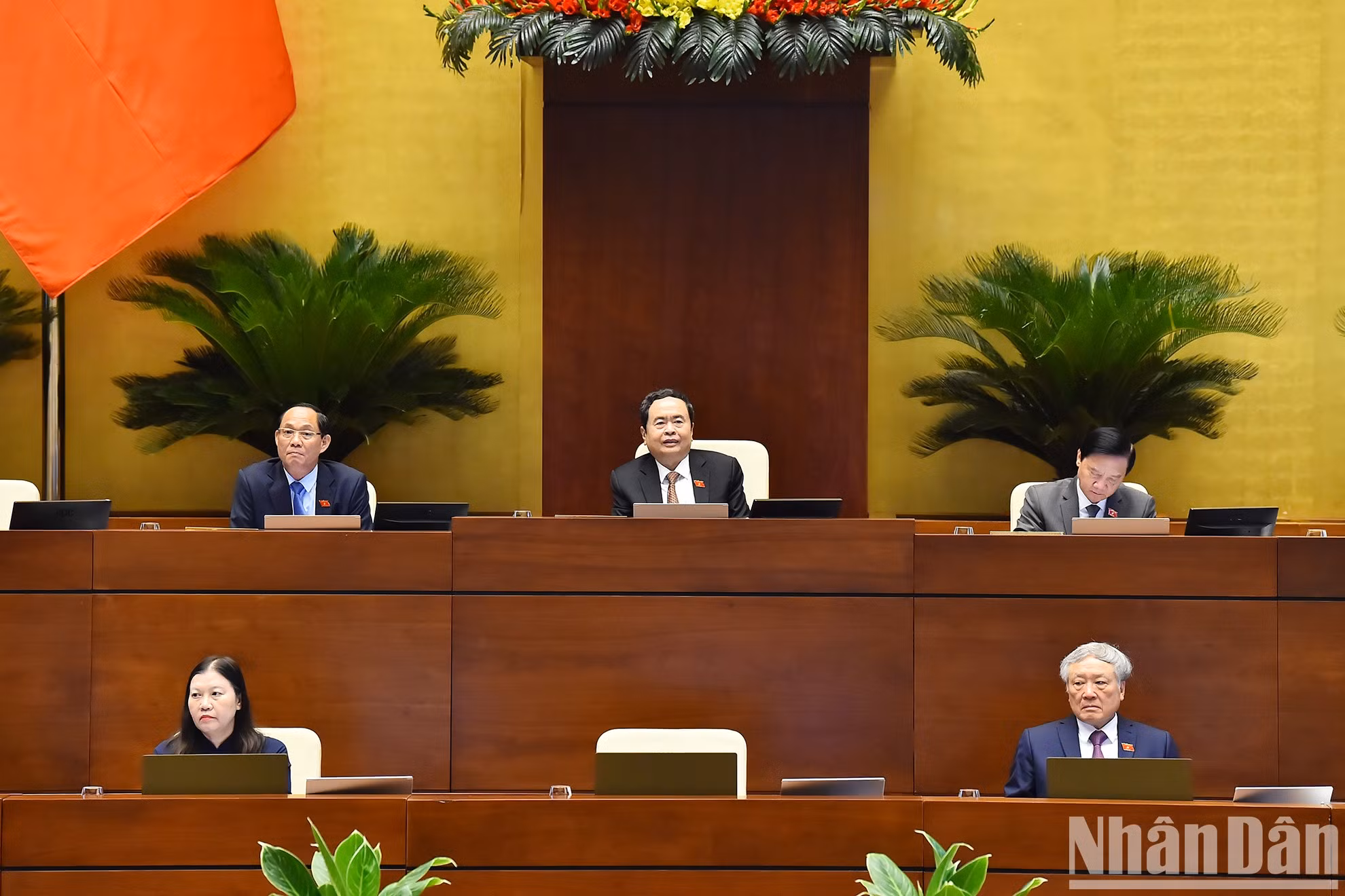 El presidente de la AN, Tran Thanh Man, y los subtitulares de ese órgano en el debate sobre la Ley de Organización de los Tribunales Populares (modificada).