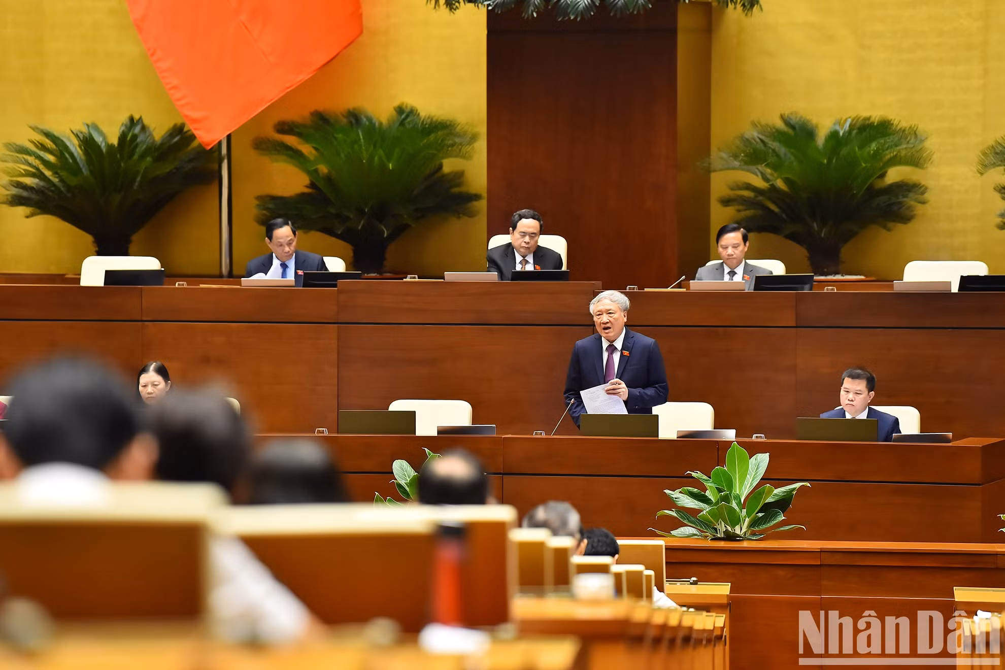 El presidente del Tribunal Popular Supremo, Nguyen Hoa Binh, esclarece dudas de los diputados.
