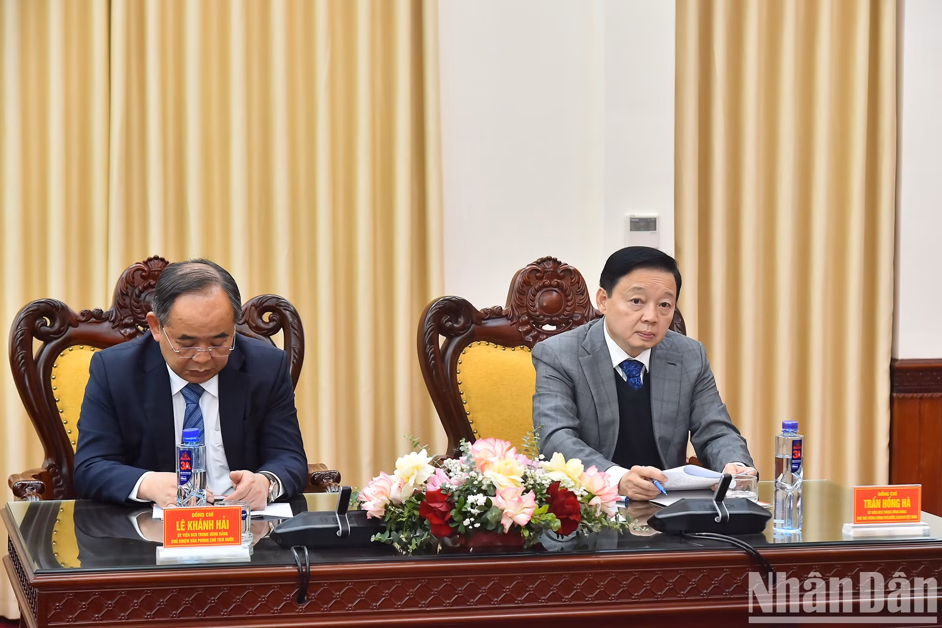 El vicepremier Tran Hong Ha (derecha) y el jefe de la Oficina Presidencial, Le Khanh Hai. El vicepremier Tran Hong Ha (derecha) y el jefe de la Oficina Presidencial, Le Khanh Hai.