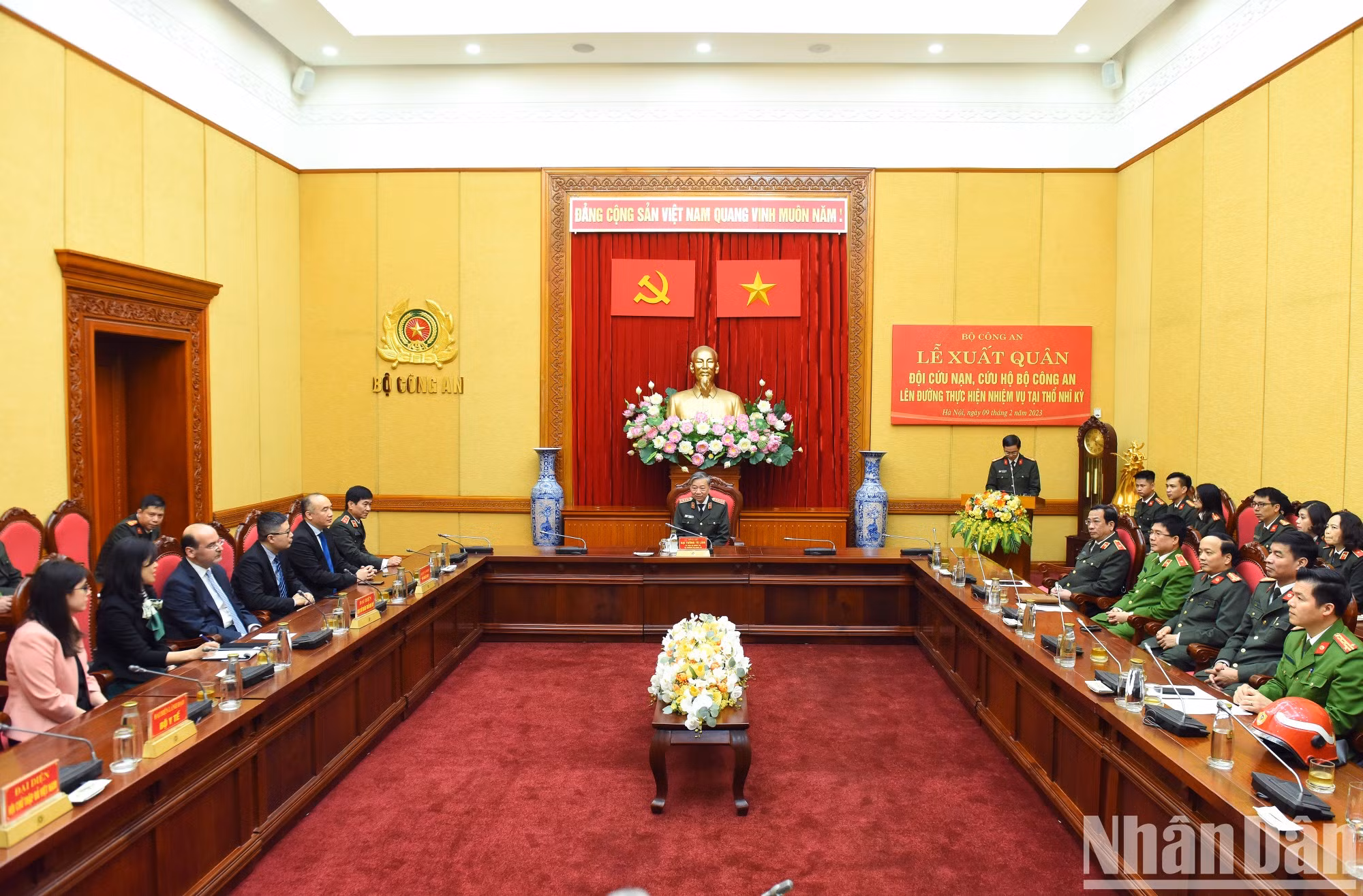 Estuvieron presentes el miembro del Buró Político del Comité Central del Partido Comunista de Vietnam y ministro de Seguridad Pública, To Lam; el embajador de Turquía en el país, Haldun Tekneci, y representantes de las partes concernientes. Estuvieron presentes el miembro del Buró Político del Comité Central del Partido Comunista de Vietnam y ministro de Seguridad Pública, To Lam; el embajador de Turquía en el país, Haldun Tekneci, y representantes de las partes concernientes.
