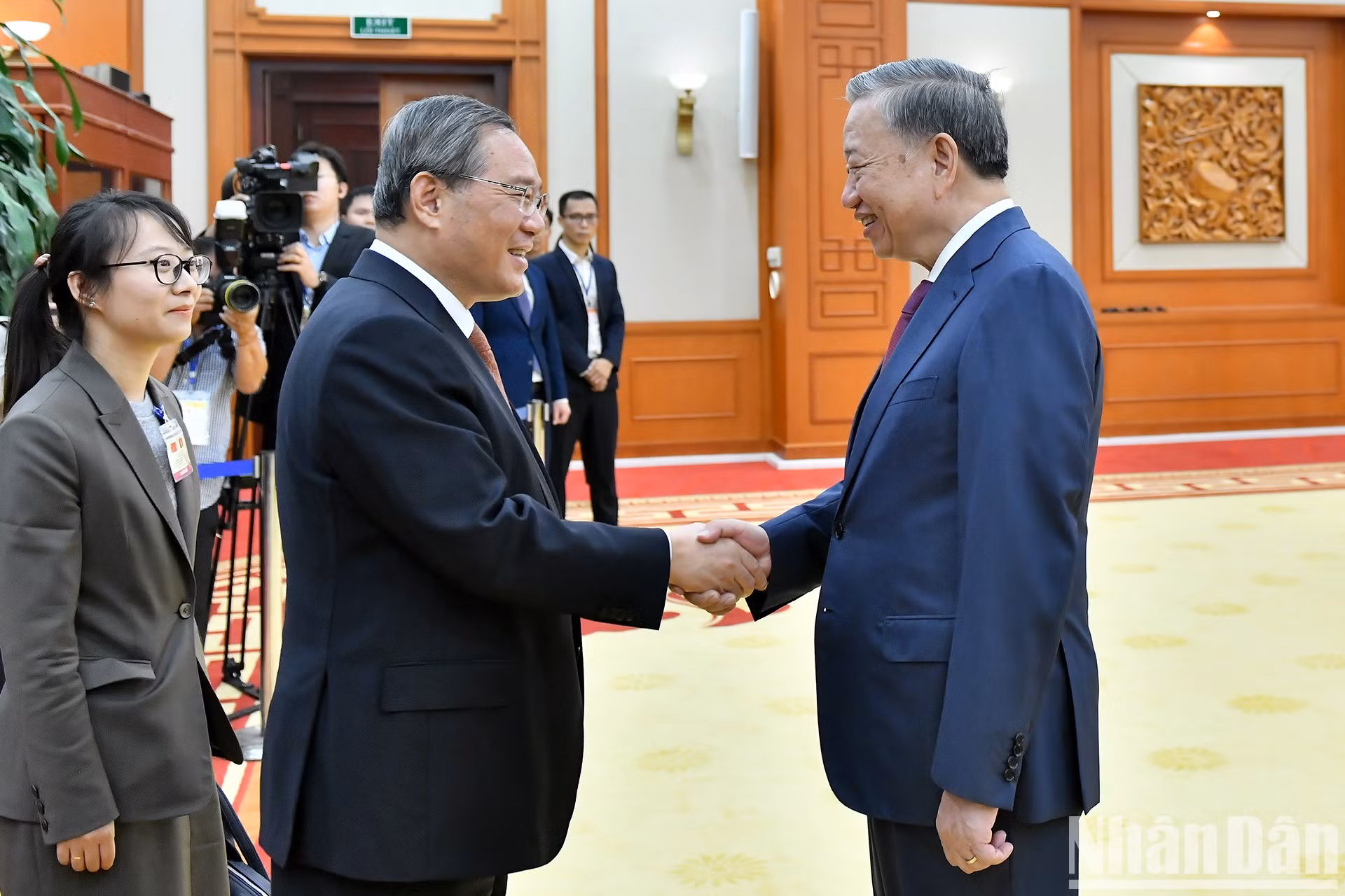 El secretario general del Partido Comunista y presidente de Vietnam, To Lam, recibe al primer ministro de China, Li Qiang.