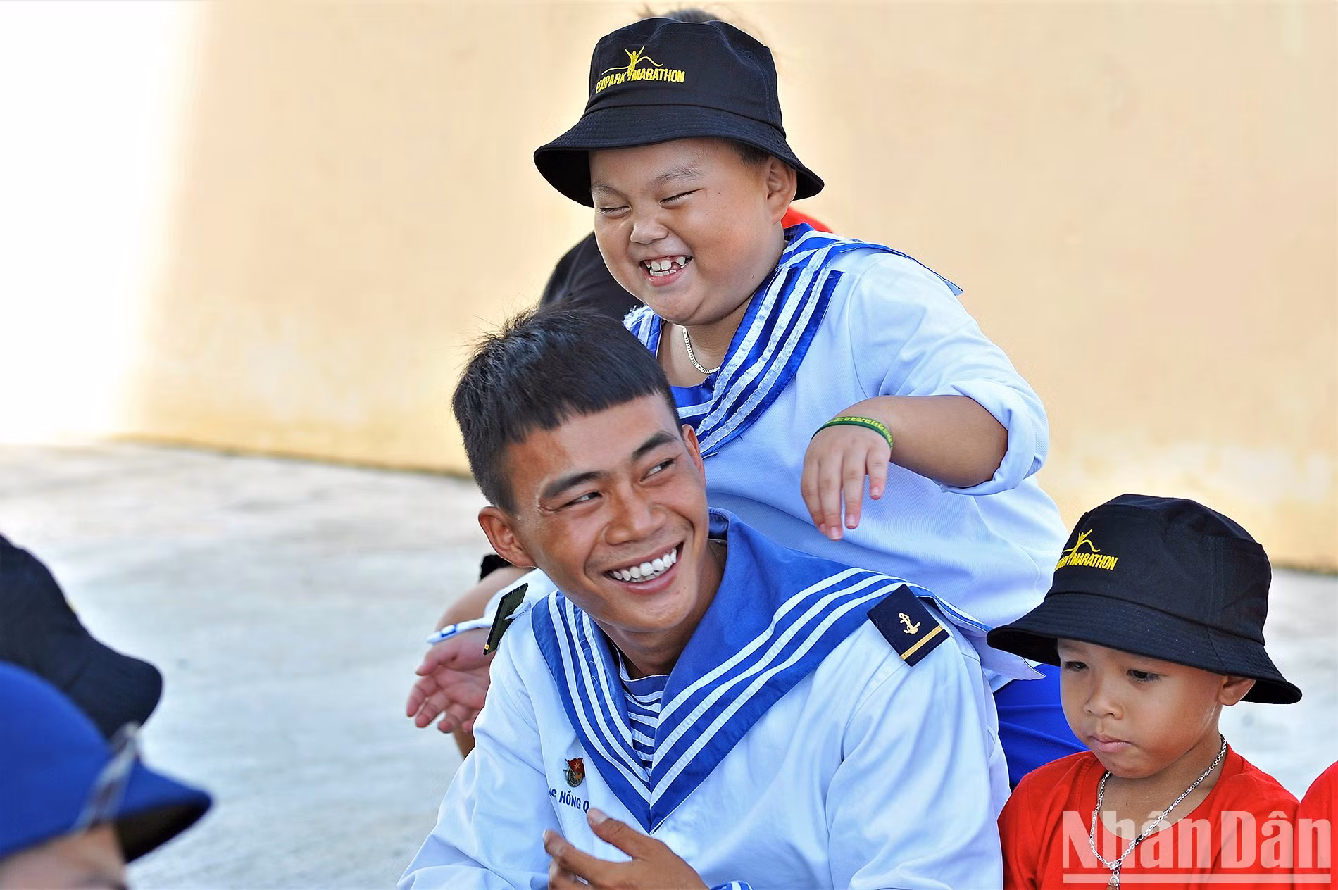 Los cuadros y oficiales acantonados en ese territorio tratan a los niños como a sus familias.