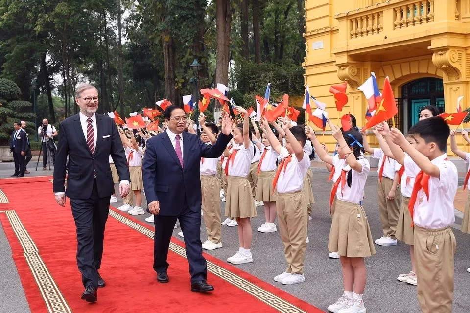 El primer ministro de Vietnam, Pham Minh Chinh, preside la recepción ceremonial a su homólogo checo Petr Fiala, quien realiza una visita oficial a la nación indochina (21 de abril de 2023).