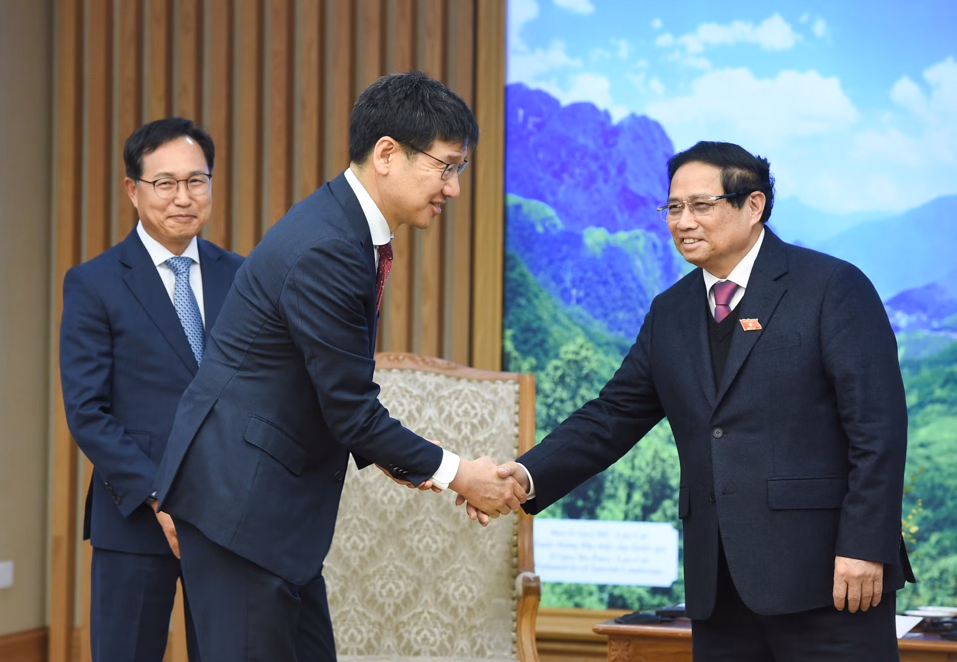 El primer ministro Pham Minh Chinh recibe a Na Ki Hong, quien asumirá como director general de Samsung Vietnam.
