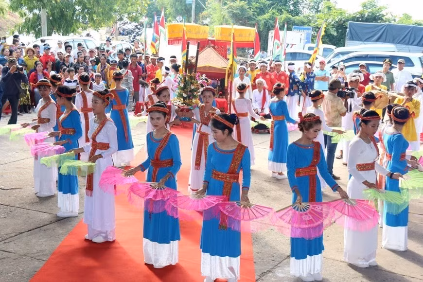 El Festival de Kate del grupo étnico Cham en la provincia de Binh Thuan tiene como objetivo recordar a los dioses y orar por un clima y cosechas favorables, así como una vida feliz para la población.