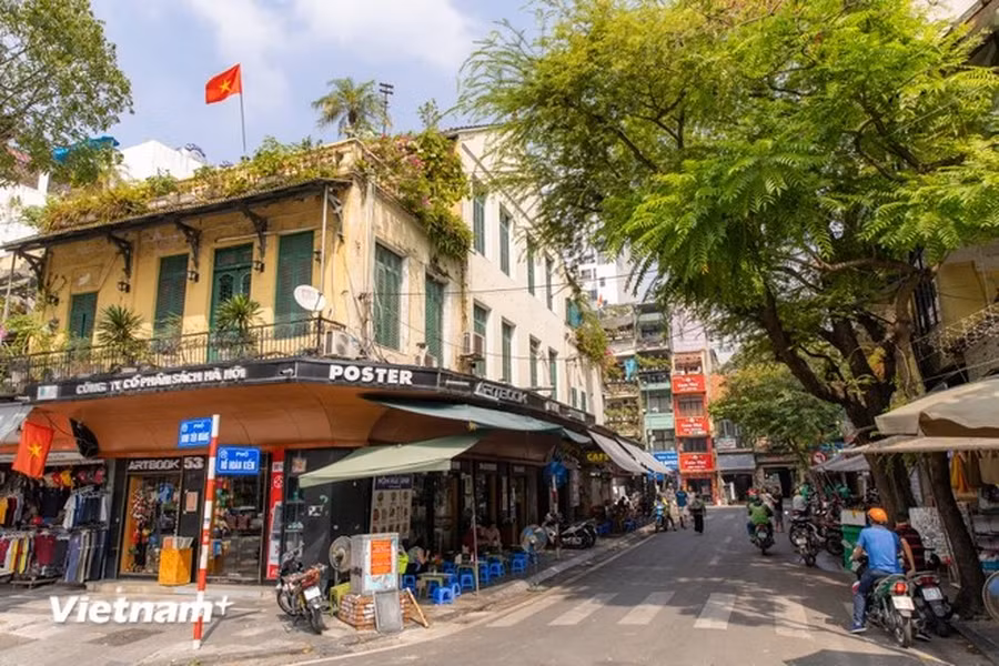 La calle de Ho Hoan Kiem no sólo destaca por su corta longitud, sino también por su rica historia y valor cultural. Las casas de la vía aún conservan su aspecto antiguo.