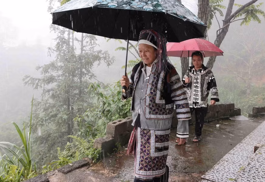 Traje del pueblo Lo Lo en la comuna de Xin Cai, Meo Vac.
