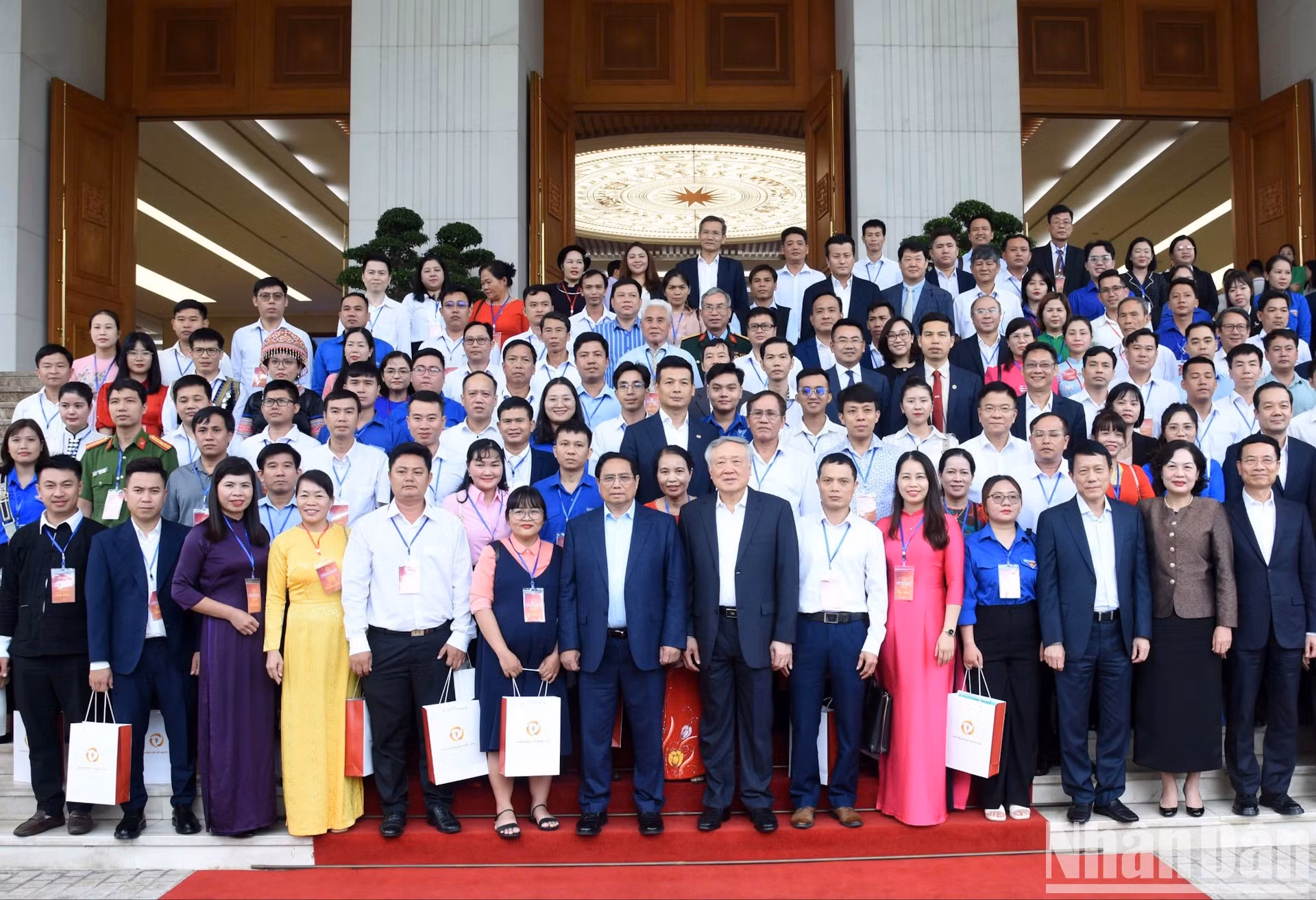 El premier posa junto a los delegados al evento.