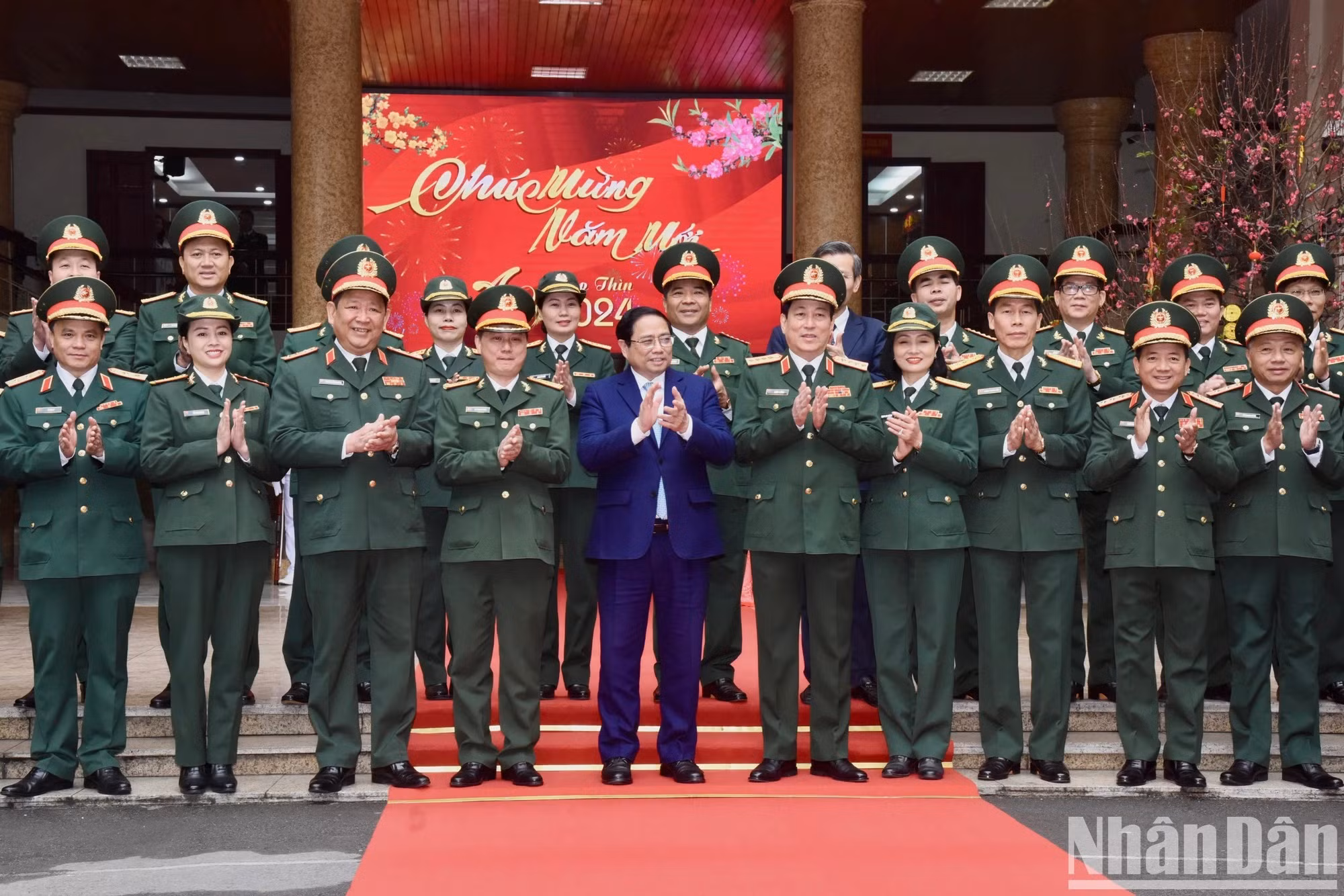 El jefe de Gobierno posa junto a dirigentes del Ministerio de Defensa y profesores de dicha universidad.