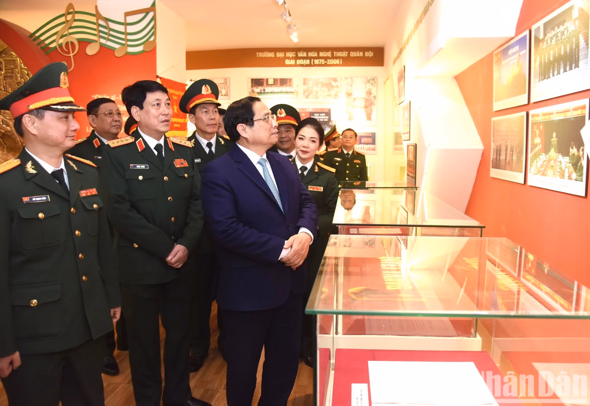 Minh Chinh recorre la sala memorial de la institución.