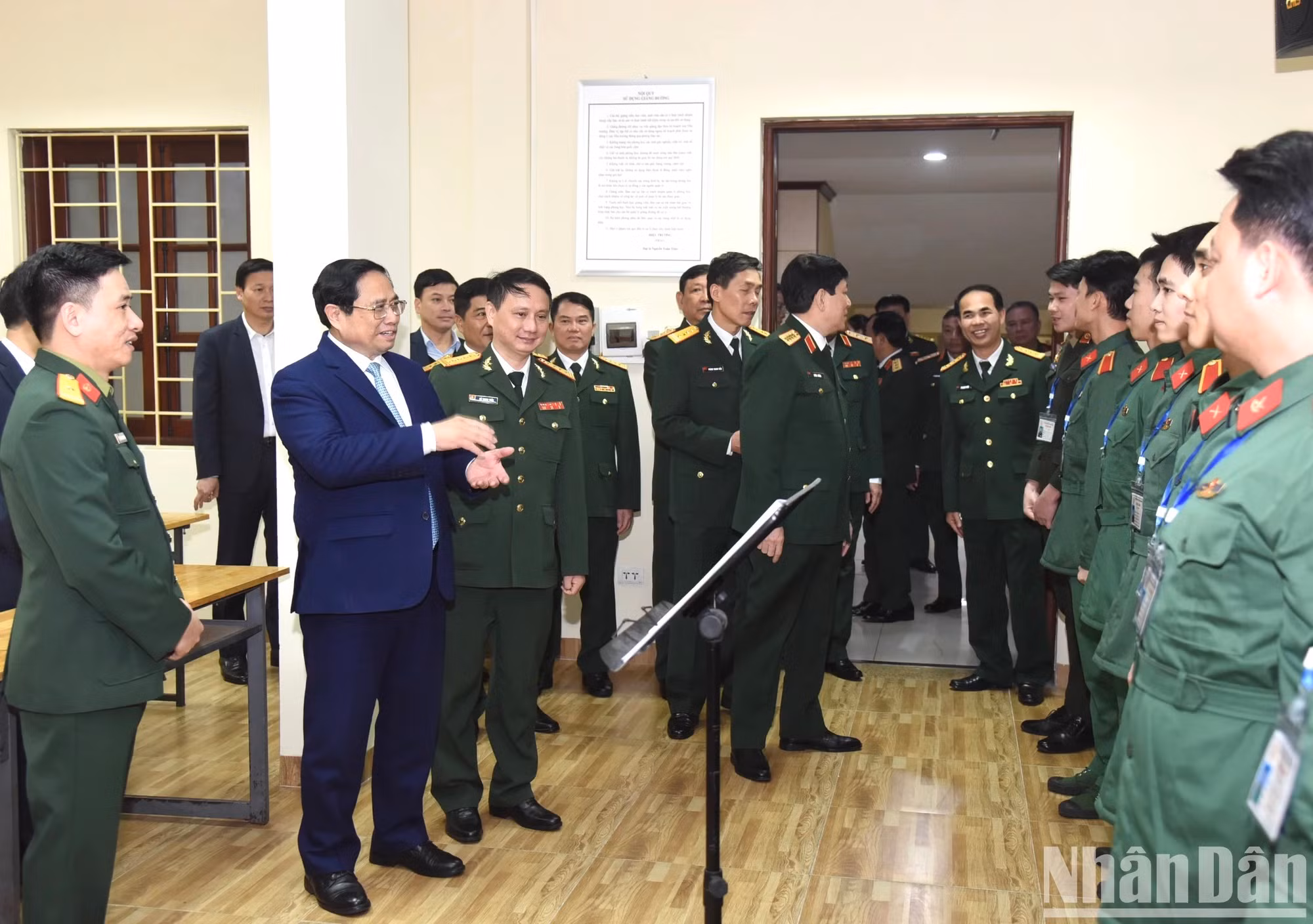 Minh Chinh pasa por una clase de canto.