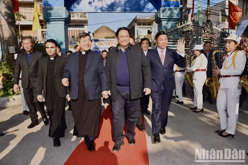 El jefe de Gobierno visita a sacerdotes y católicos en la norteña provincia de Bac Giang. El jefe de Gobierno visita a sacerdotes y católicos en la norteña provincia de Bac Giang.
