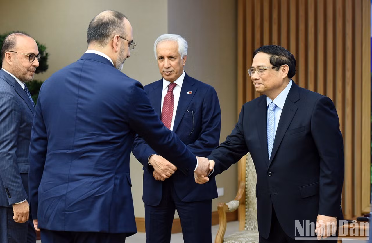 El dirigente anfitrión recibe a miembros de la delegación catarí.