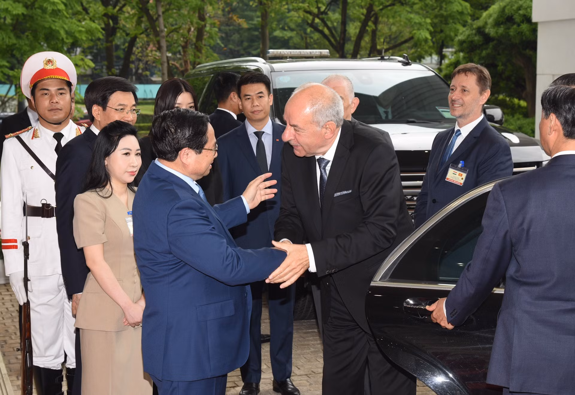 El primer ministro de Vietnam, Pham Minh Chinh, recibe al presidente de Hungría, Sulyok Tamás.