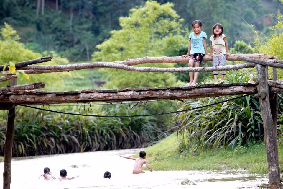 Escena pacífica junto al fresco arroyo en Mai Chau, en la provincia norteña de Hoa Binh.