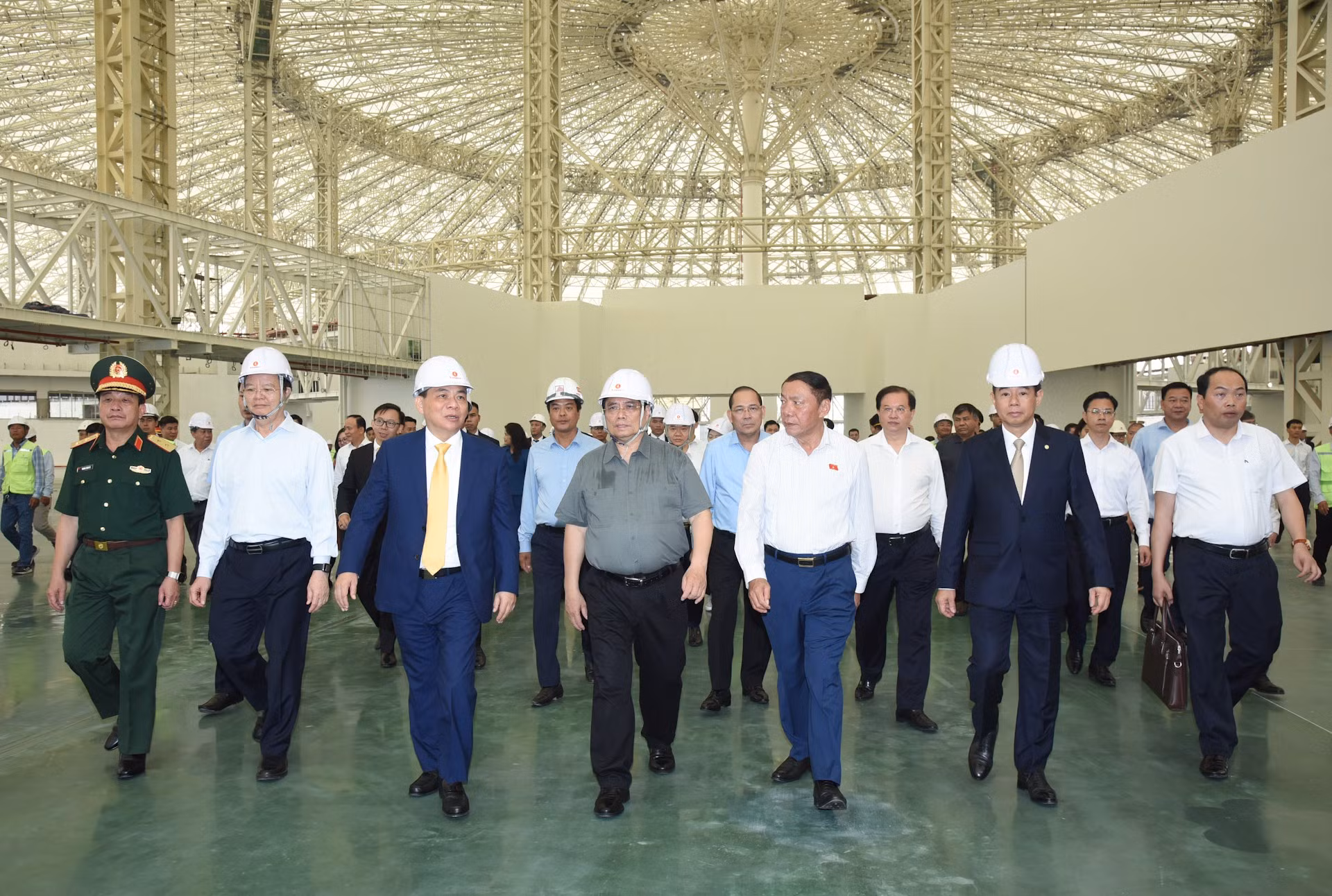 El dirigente inspecciona la construcción del Centro Nacional de Exposiciones y Ferias en el distrito de Dong Anh.