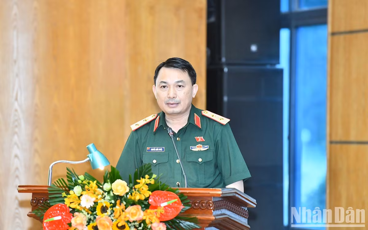El diputado Nguyen Quoc Duyet, integrante de la Junta Permanente del Comité partidista hanoyense y comandante del Alto Mando Militar de Hanói, presenta un informe sobre los contenidos previstos para el quinto período de sesiones del Parlamento de la XV legislatura.