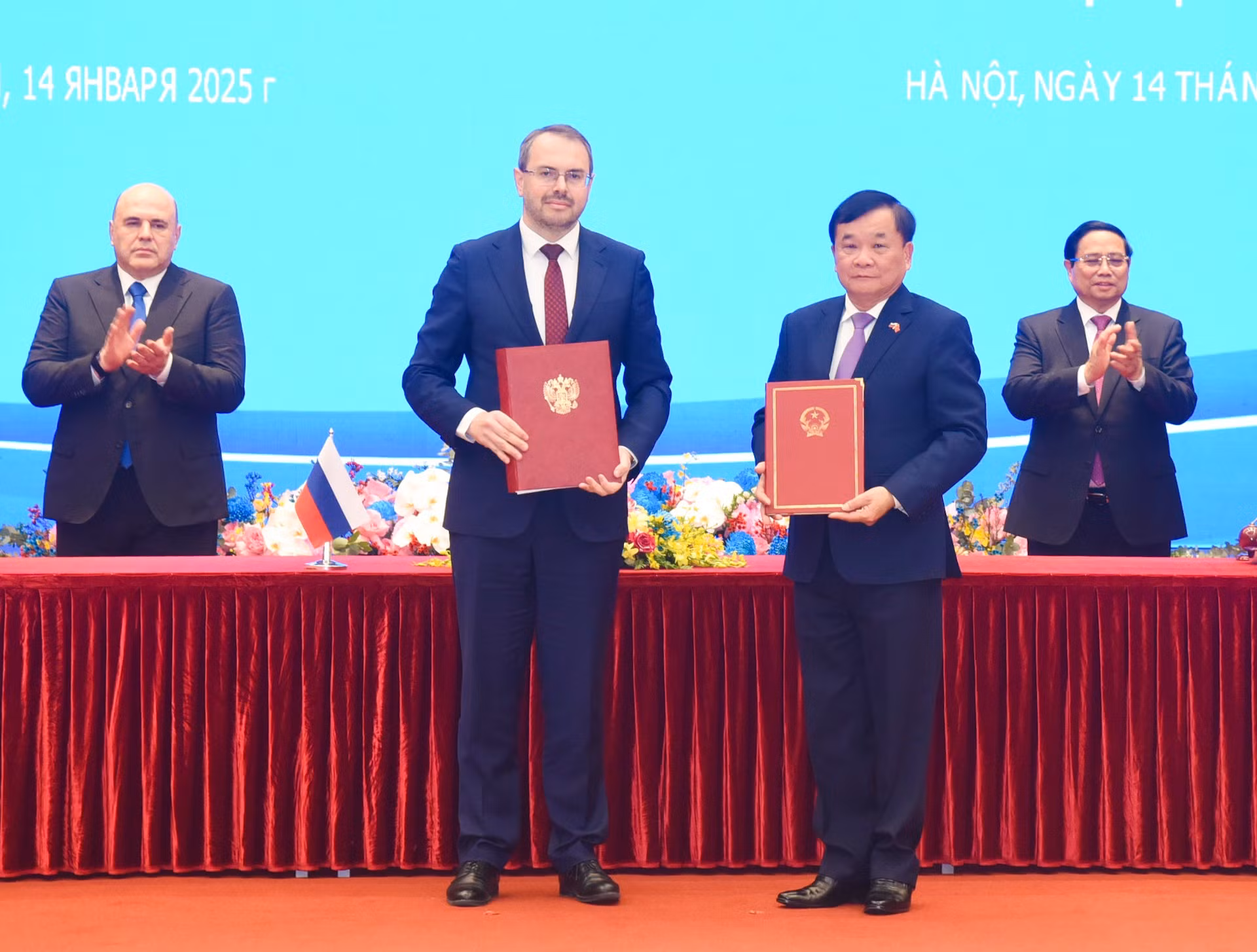Ambos dirigentes presencian la rúbrica del Acuerdo entre los dos Gobiernos sobre la transferencia de buques de investigación científica al Centro Tropical Vietnam-Rusia para el estudio conjunto de las ciencias marinas.