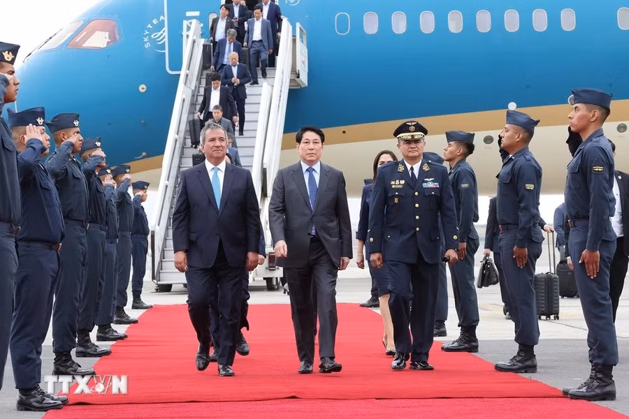 En la ceremonia de bienvenida al jefe de Estado vietnamita en el Aeropuerto Internacional Jorge Chávez.