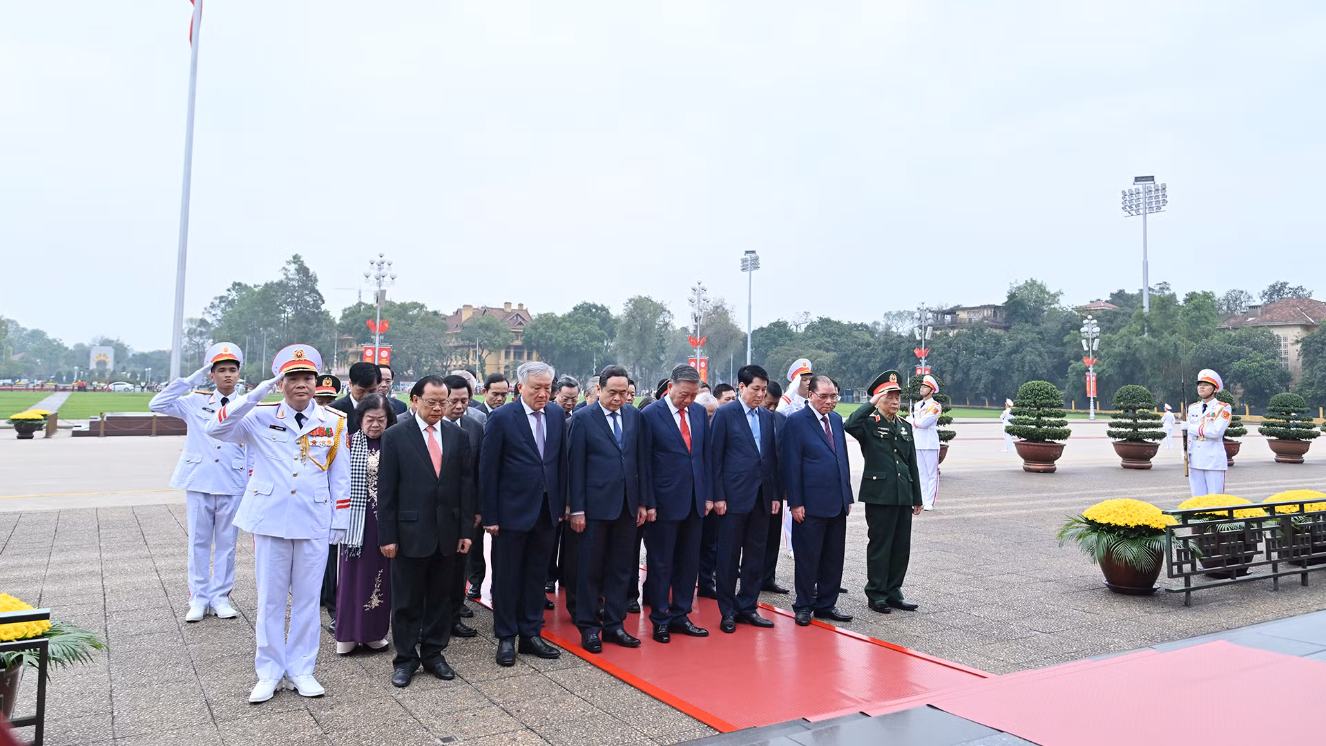 [Foto] Dirigentes del Partido y del Estado rinden homenaje al Presidente Ho Chi Minh