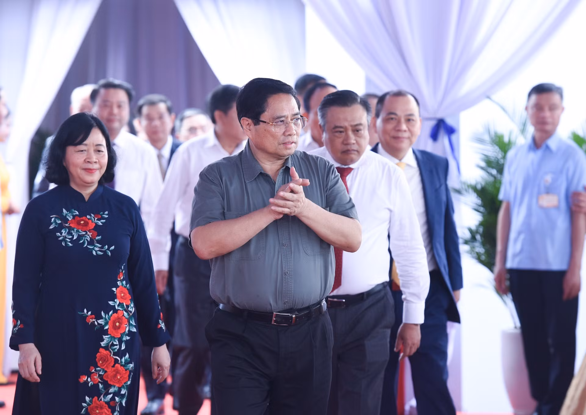 El primer ministro Pham Minh Chinh y delegados al acto.