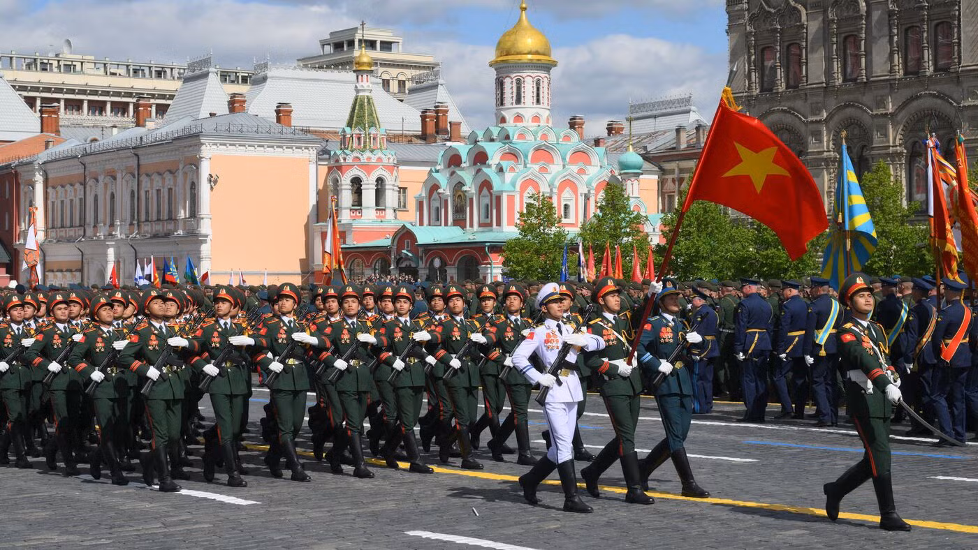 La delegación del Ejército Popular de Vietnam, integrada por 68 oficiales de la Escuela de Oficiales del Ejército 1, marcha por el escenario. La participación de este país en el desfile contribuye a reafirmar su política exterior de independencia, autodeterminación, y multilateralización y diversificación de las relaciones, así como su responsabilidad en la construcción y el mantenimiento de un entorno de paz, estabilidad, cooperación y desarrollo.