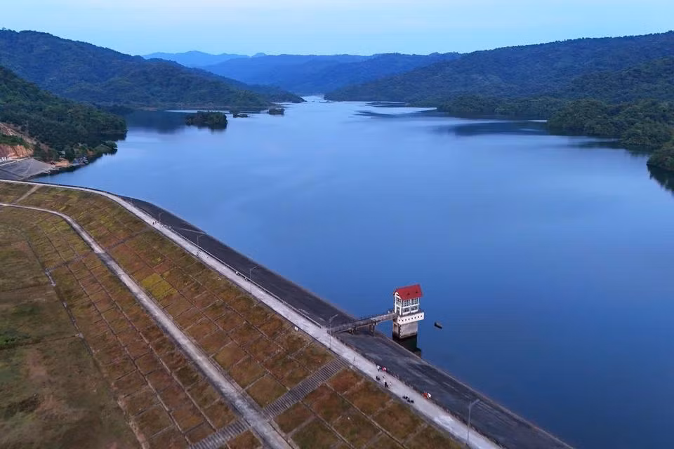 El lago tiene una superficie de aproximadamente 100 hectáreas, con una longitud de unos 10 kilómetros y el punto más ancho es de 400 metros, conteniendo 24 millones de metros cúbicos de agua. El lago tiene una superficie de aproximadamente 100 hectáreas, con una longitud de unos 10 kilómetros y el punto más ancho es de 400 metros, conteniendo 24 millones de metros cúbicos de agua.