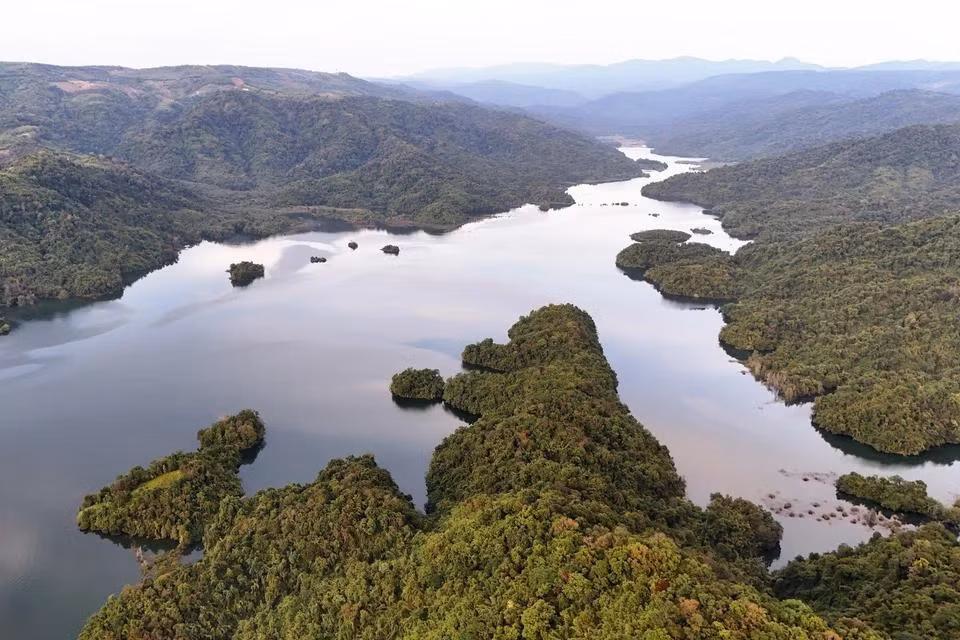 El embalse se convirtió en un sitio nacional en 2004. Bautizado con el nombre del río Da Teh, que en la lengua local de los Ma significa “agua caliente”, porque el agua de este río siempre es más cálida que la de otros. El embalse se convirtió en un sitio nacional en 2004. Bautizado con el nombre del río Da Teh, que en la lengua local de los Ma significa “agua caliente”, porque el agua de este río siempre es más cálida que la de otros.
