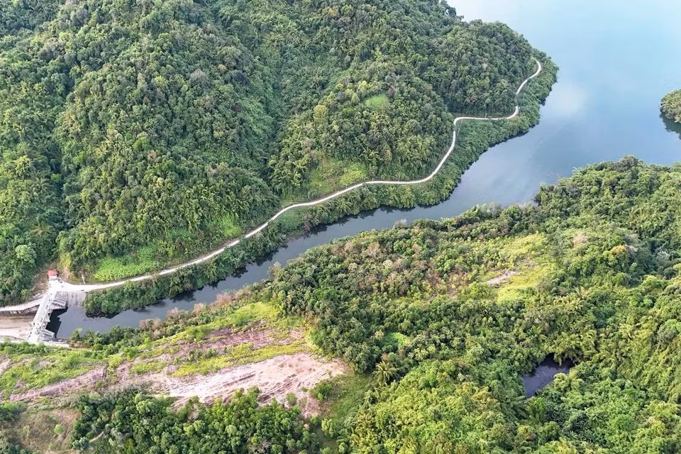 El camino hacia el embalse del lago Da Teh. El camino hacia el embalse del lago Da Teh.