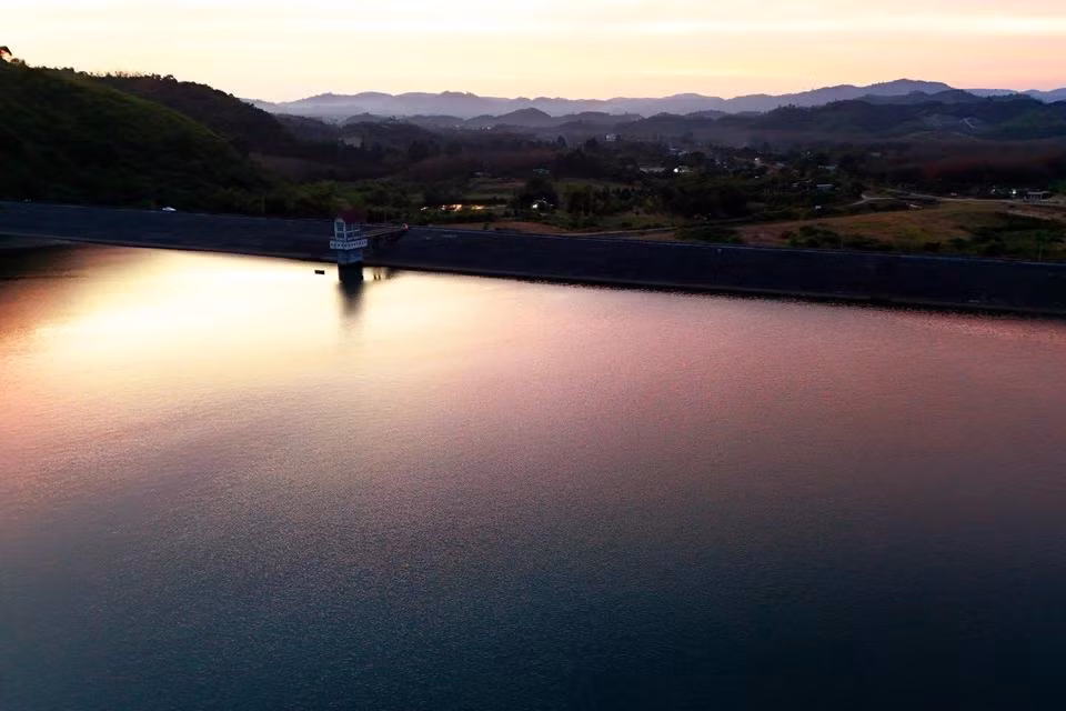 El atardecer sobre el corazón del lago Da Teh. El atardecer sobre el corazón del lago Da Teh.