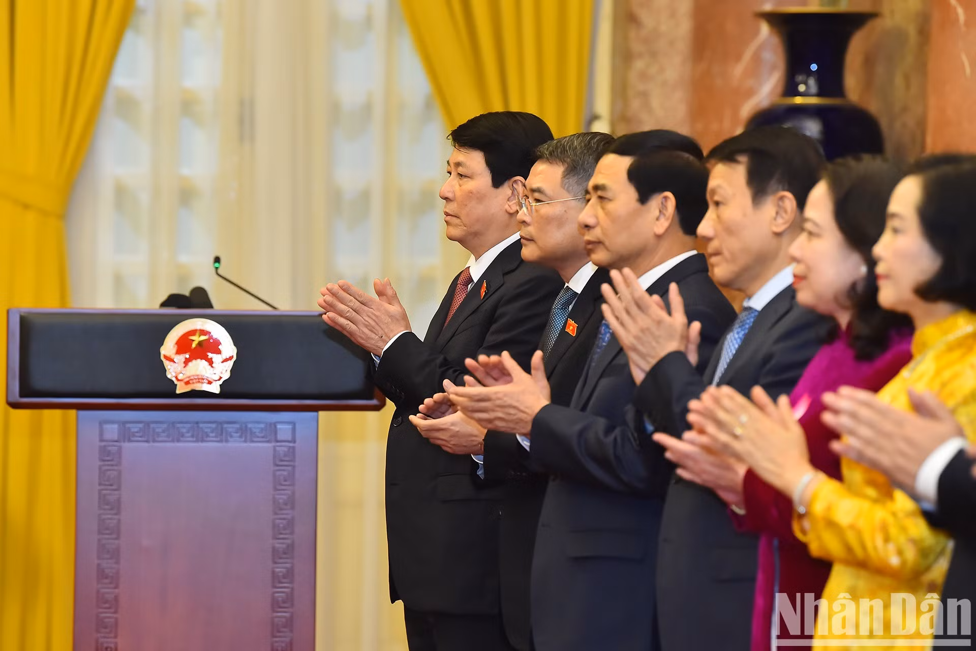 El presidente Luong Cuong y dirigentes del Partido y del Estado en la ceremonia. El presidente Luong Cuong y dirigentes del Partido y del Estado en la ceremonia.