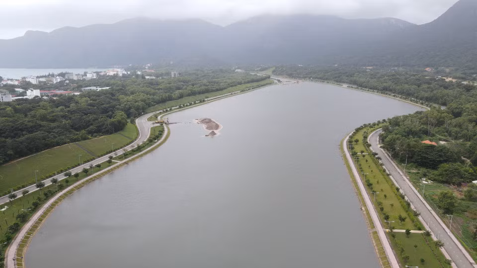 En las décadas posteriores a la liberación, Con Dao invirtió mucho en infraestructura. El sistema de tráfico de la isla se desarrolla de forma sincrónica.