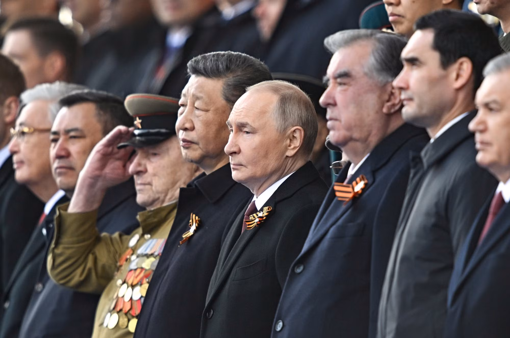 El presidente de Rusia, Vladimir Putin; el secretario general del Partido Comunista y presidente de China, Xi Jinping, y otros dirigentes en la ceremonia.