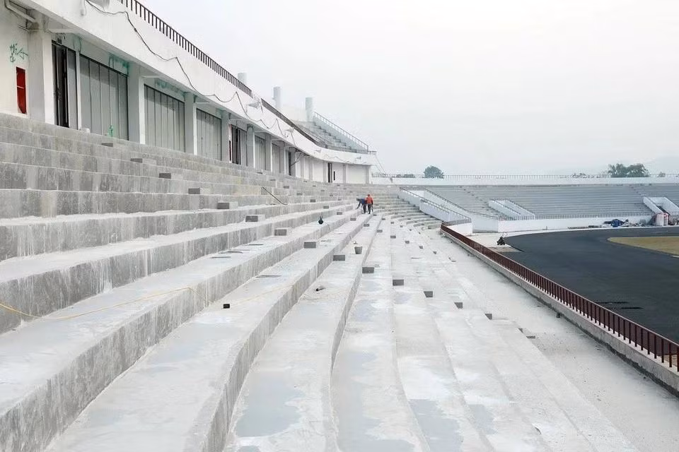 El interior del estadio ya cuenta con césped, pista perimetral, panel electrónico y está en proceso de instalación de asientos.