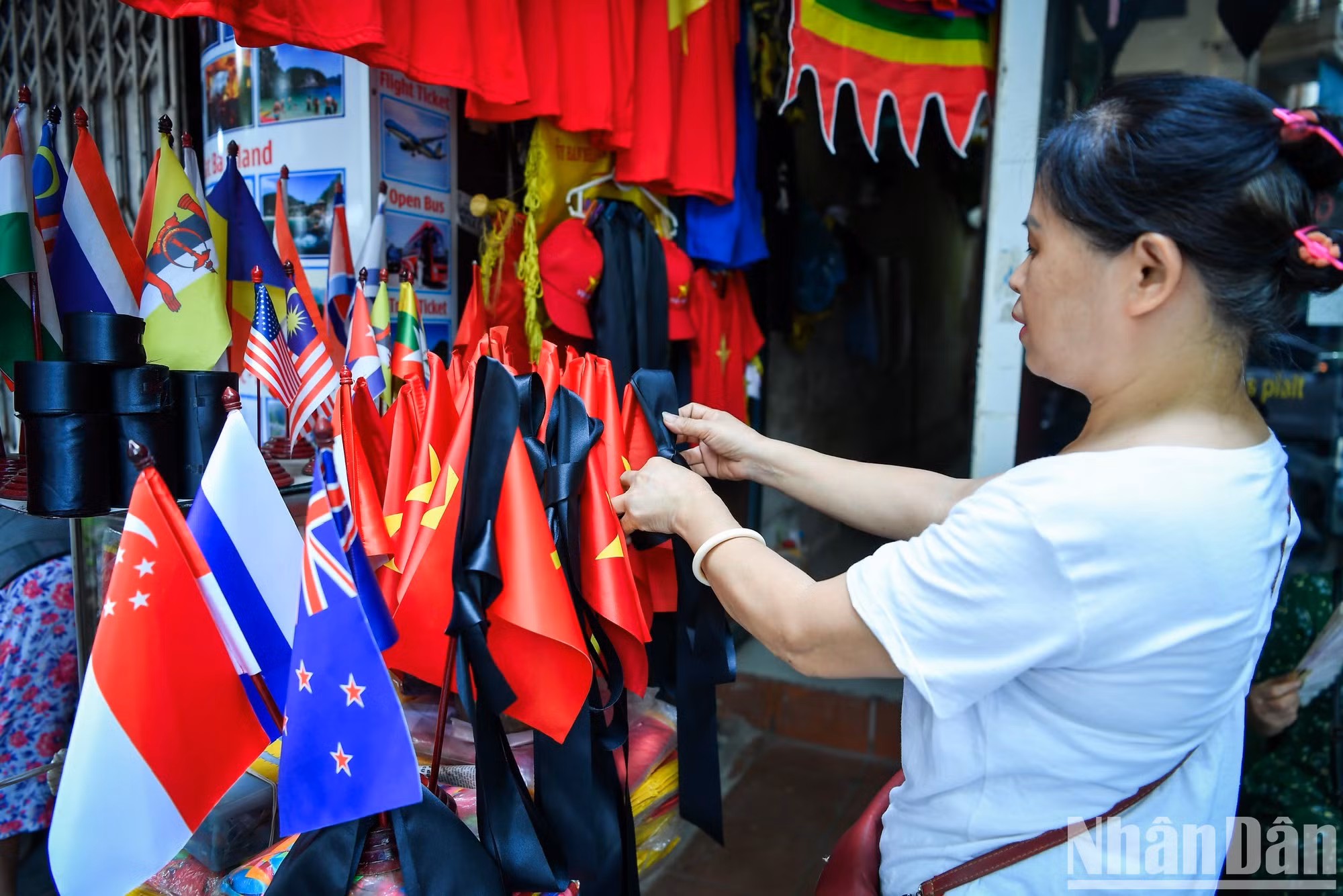 En numerosas tiendas en la calle de Hang Bong (Hoan Kiem), los ciudadanos pueden comprar banderas y cintas negras para colgar en sus lugares de trabajo y residencia.