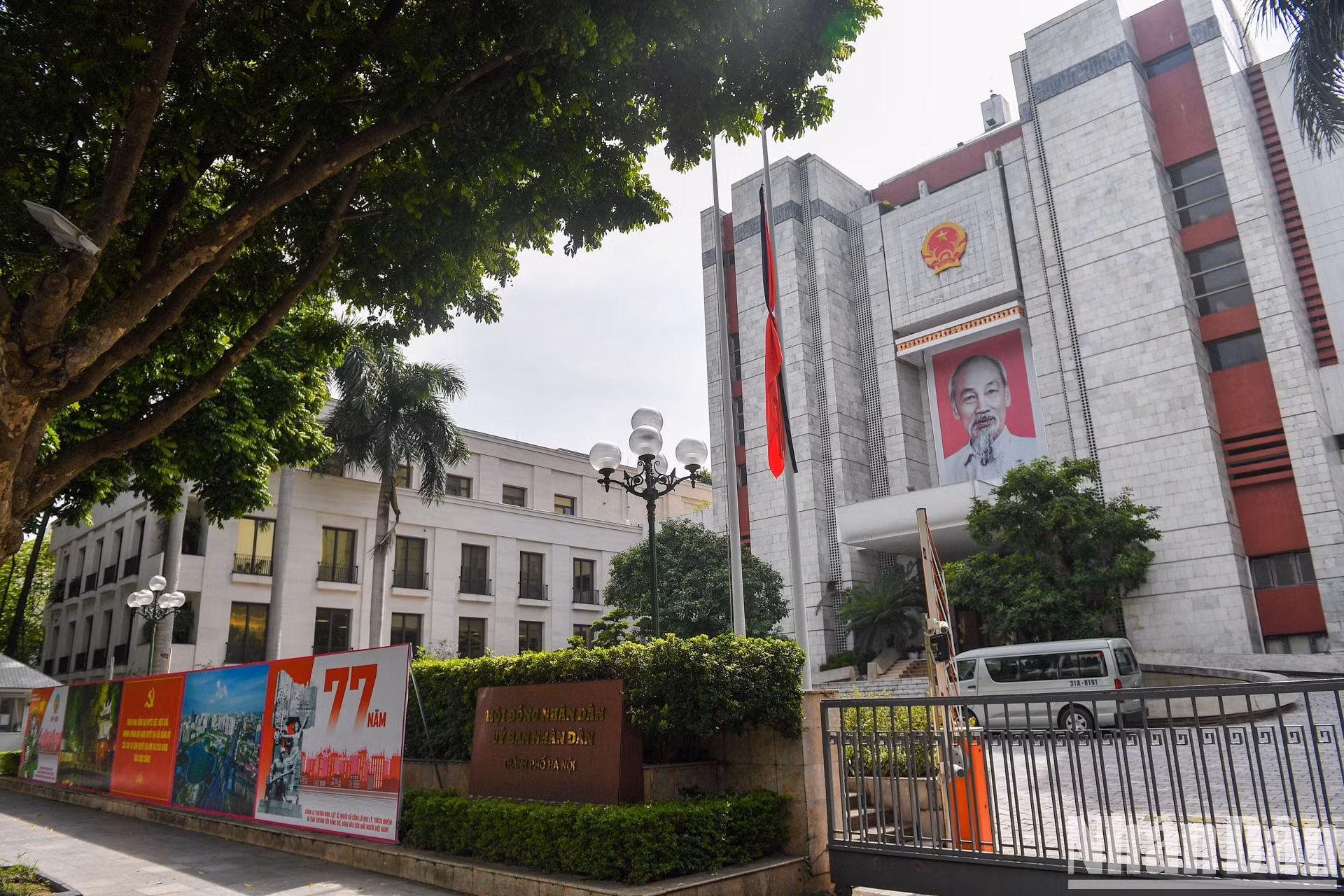 La bandera nacional izada a media asta en la sede del Comité Popular y el Consejo Popular de la capital vietnamita.