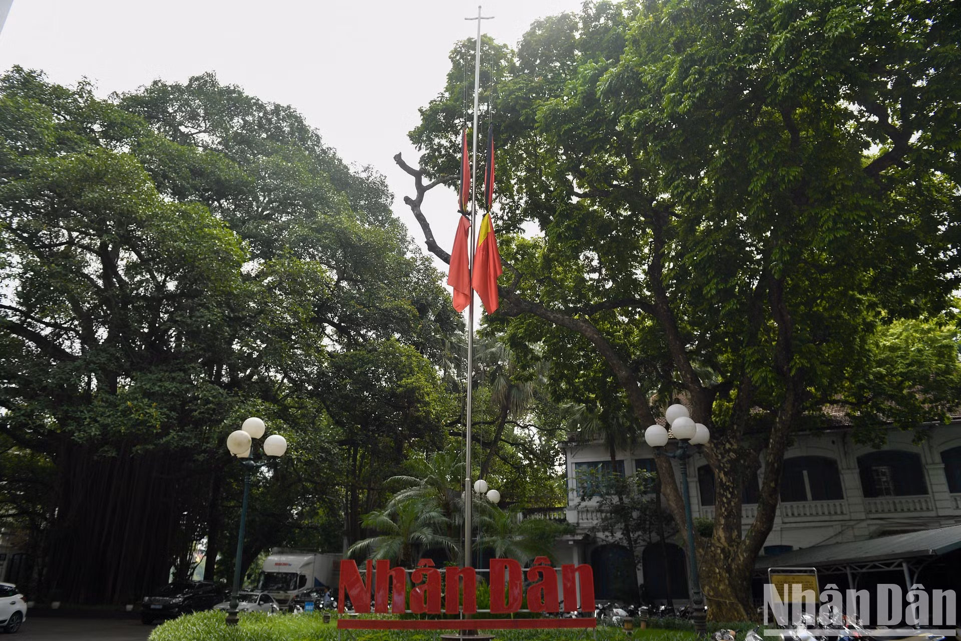 La bandera a medio izar en el número 71 de la calle de Hang Trong, sede del periódico Nhan Dan (Pueblo), órgano central del Partido Comunista de Vietnam.