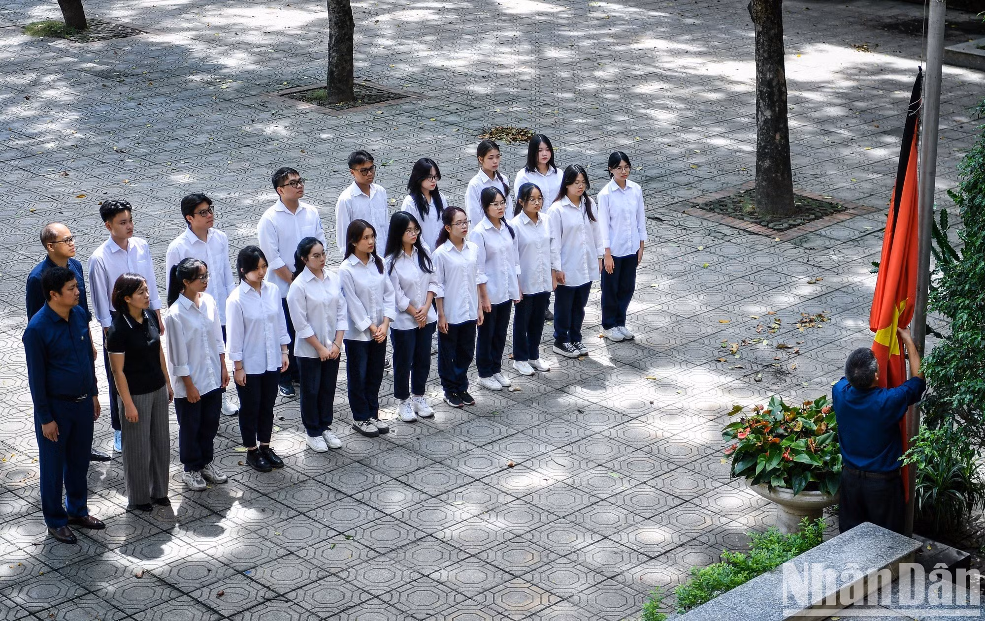 La escuela de bachillerato de Nguyen Gia Thieu, en el distrito de Long Bien, donde el veterano político pasó sus años de educación secundaria y bachillerato, acata el protocolo desde hace unos días.