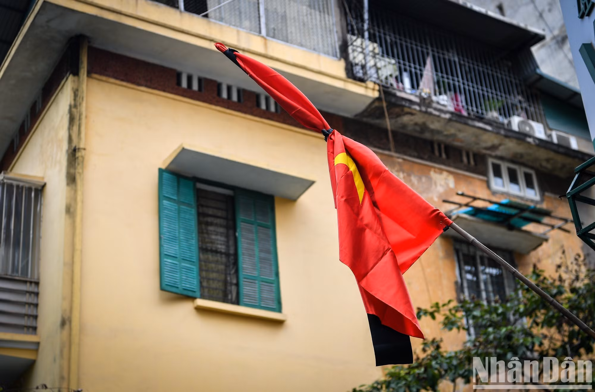 La imagen de bandera nacional a media asta prevalece en muchos rincones del casco antiguo.