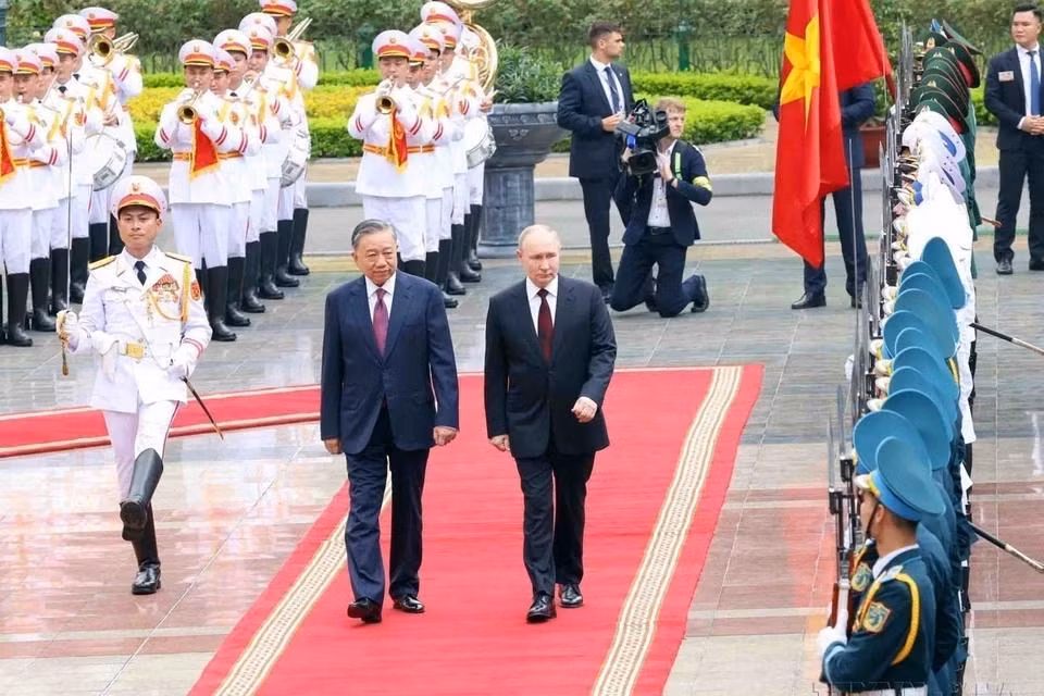 El presidente de Vietnam, To Lam, encabeza la ceremonia oficial de bienvenida a su homólogo ruso, Vladimir Putin, quien realiza una visita de Estado a Vietnam por invitación del secretario general del PCV, Nguyen Phu Trong, del 19 al 20 de junio de 2024.