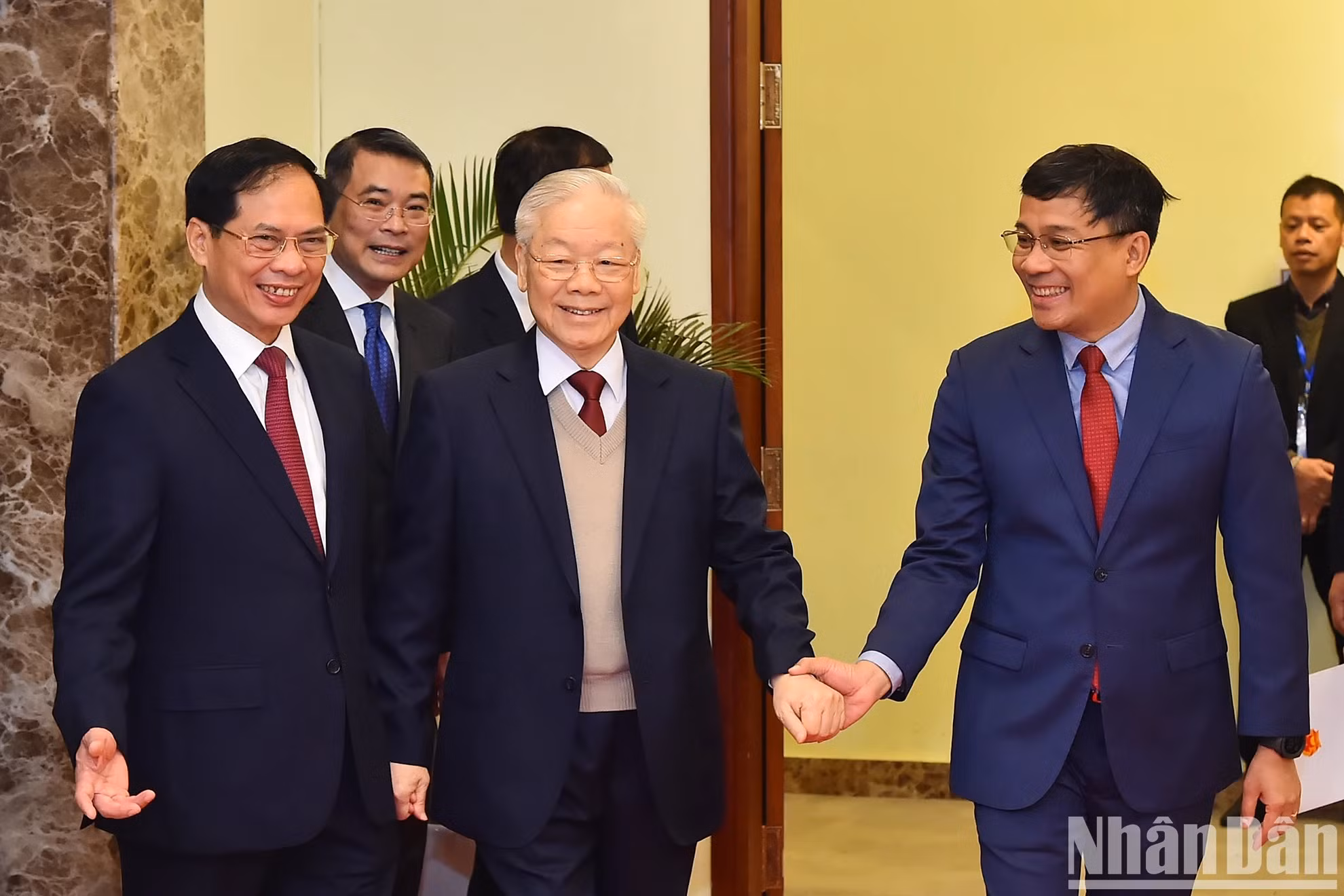 Dirigentes del Ministerio de Relaciones Exteriores reciben al secretario general Nguyen Phu Trong en la sesión inaugural de la conferencia. Dirigentes del Ministerio de Relaciones Exteriores reciben al secretario general Nguyen Phu Trong en la sesión inaugural de la conferencia.