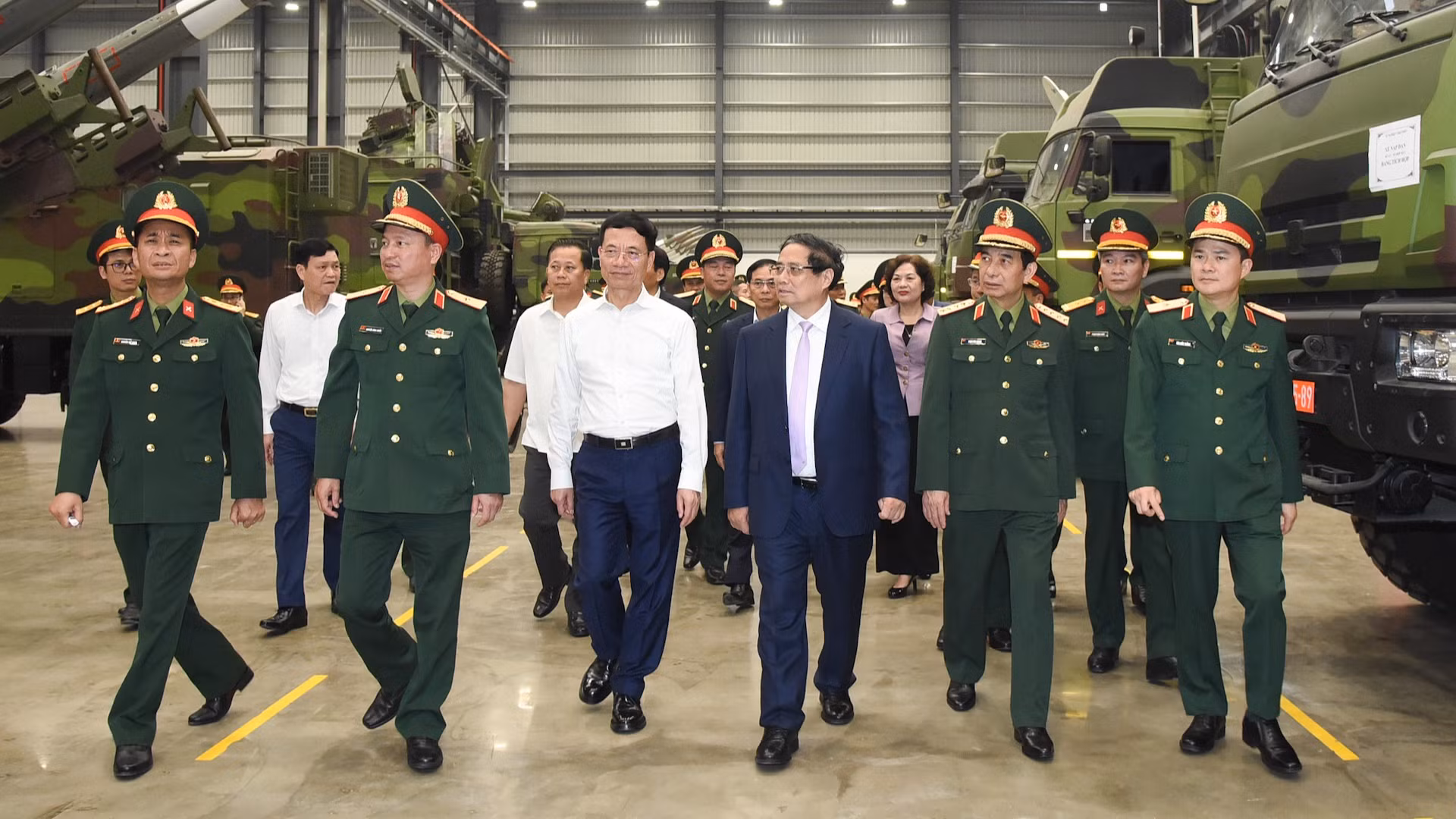 [Foto] Premier vietnamita se reúne con representantes de corporación militar Viettel