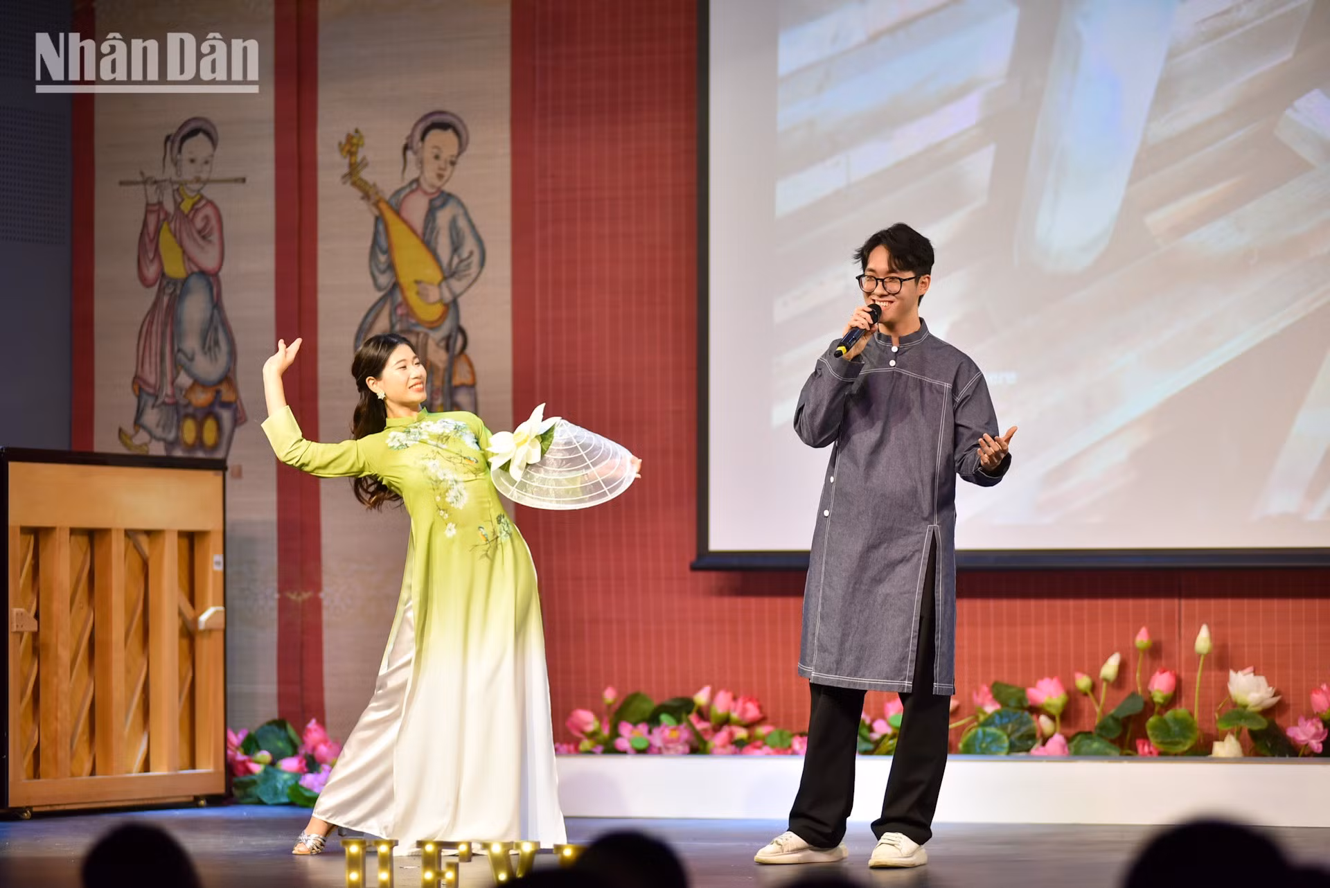 Las actuaciones en el evento están impregnadas de la identidad cultural vietnamita.