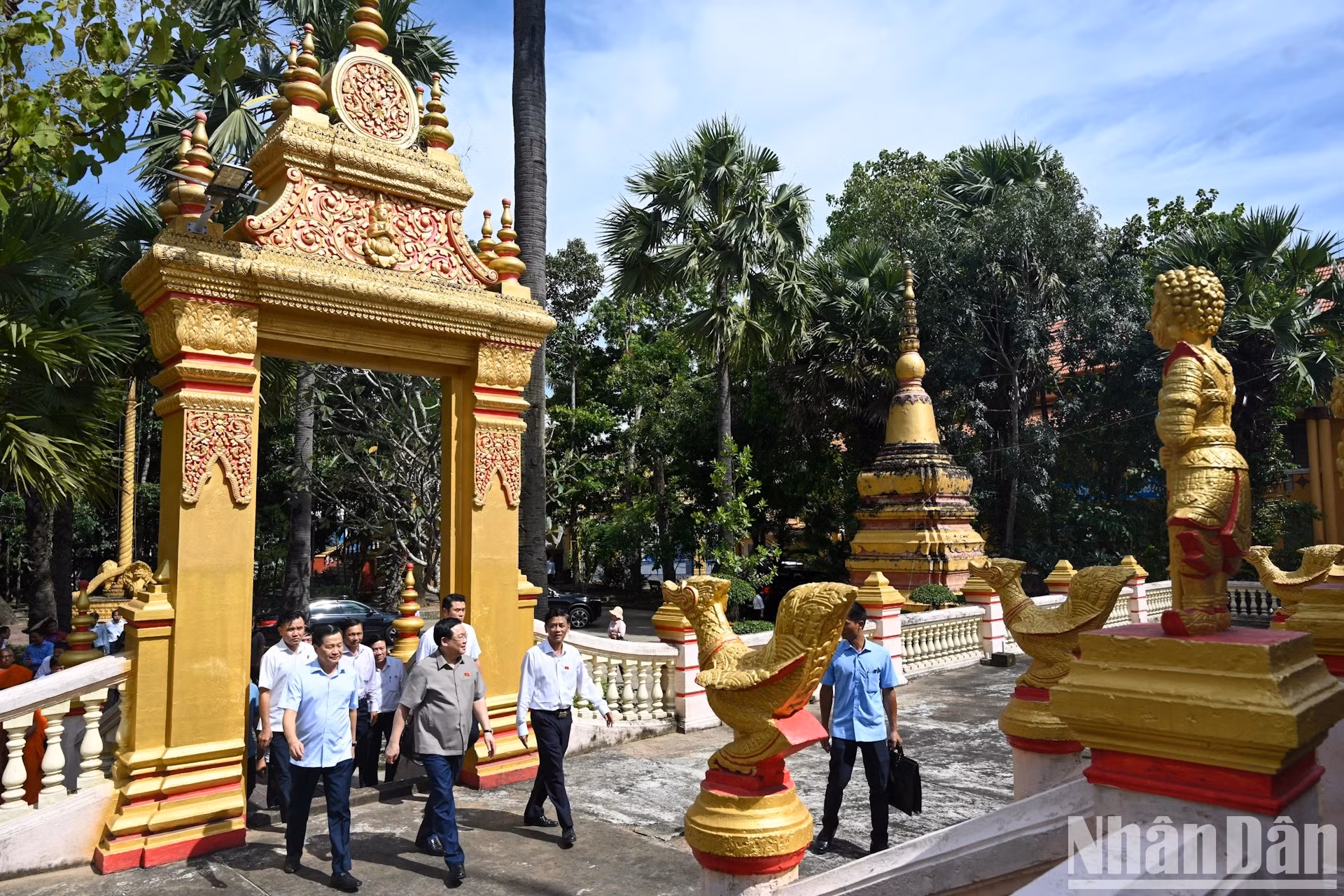 La delegación de Dinh Hue visita la pagoda jemer de Khleang. La delegación de Dinh Hue visita la pagoda jemer de Khleang.