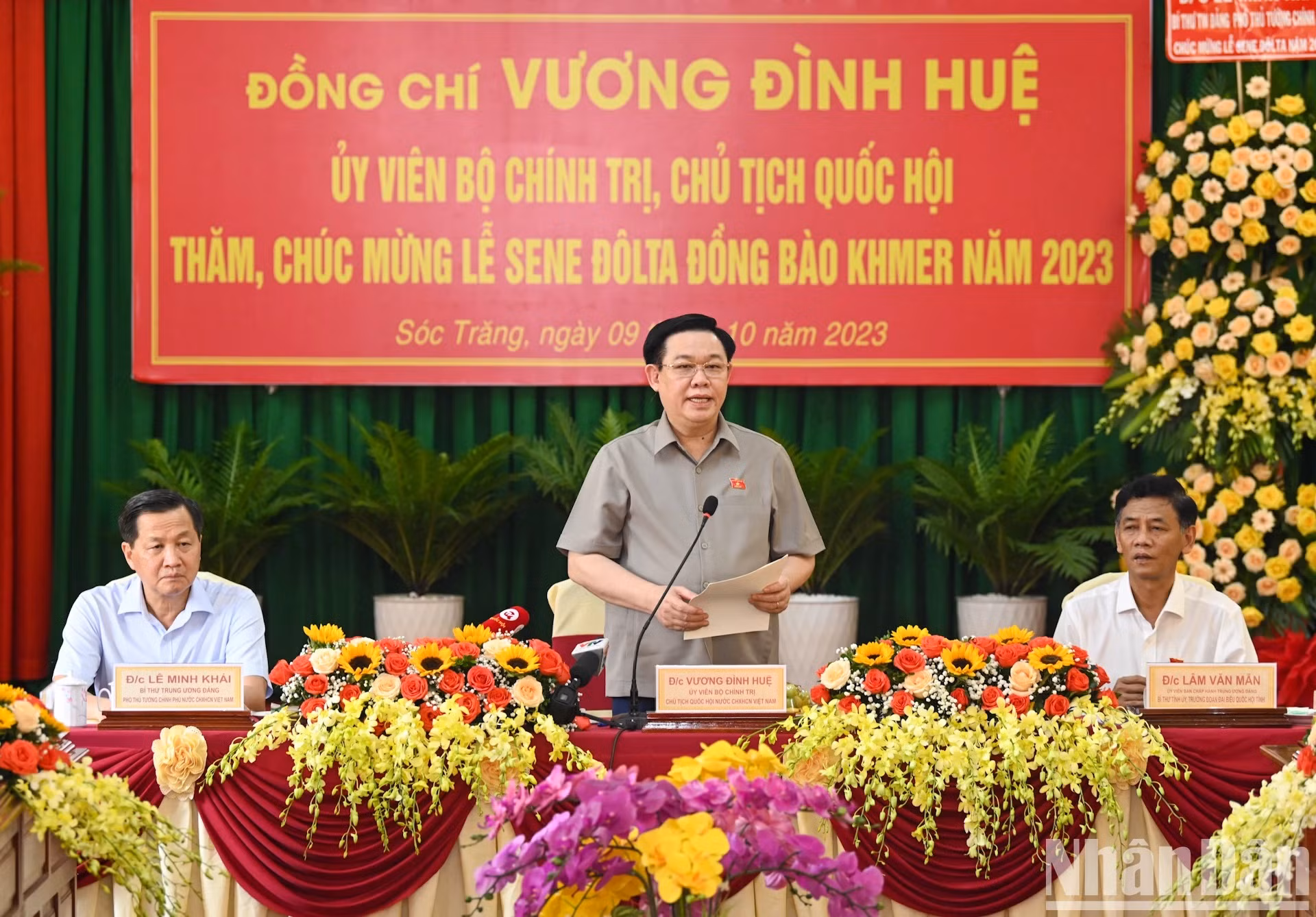Dinh Hue transmite sus felicitaciones por el Festival de Sene Dolta de los jemeres a los representantes locales. Dinh Hue transmite sus felicitaciones por el Festival de Sene Dolta de los jemeres a los representantes locales.