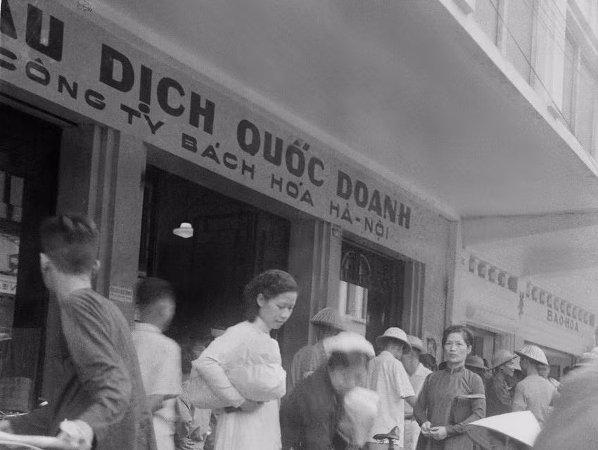 El comercio estatal se abrió para satisfacer las necesidades de la gente inmediatamente después de que el Ejército vietnamita tomó la capital (1946).
